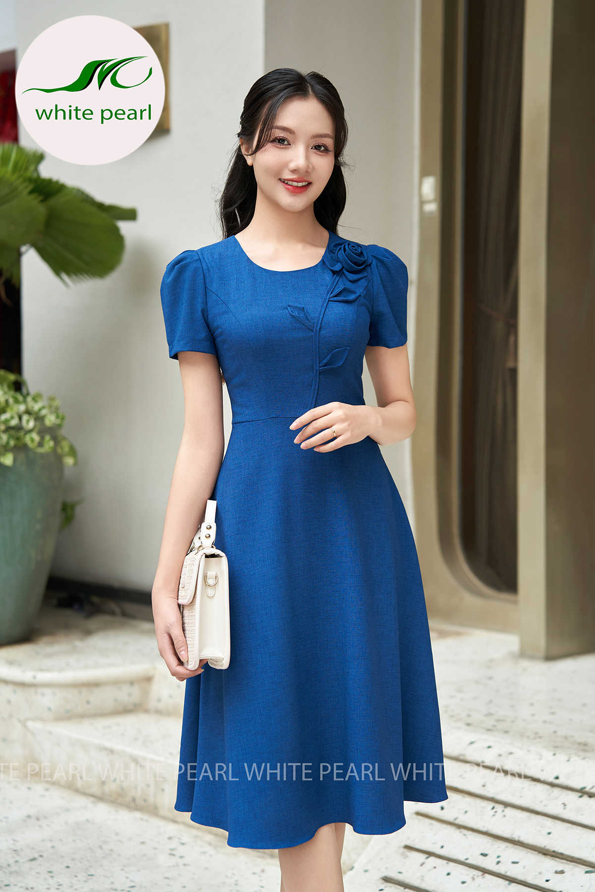 Mẫu đầm xòe liền cổ tròn đính hoa D2401 màu xanh cổ vịt thời trang công sở cao cấp White Pearl
