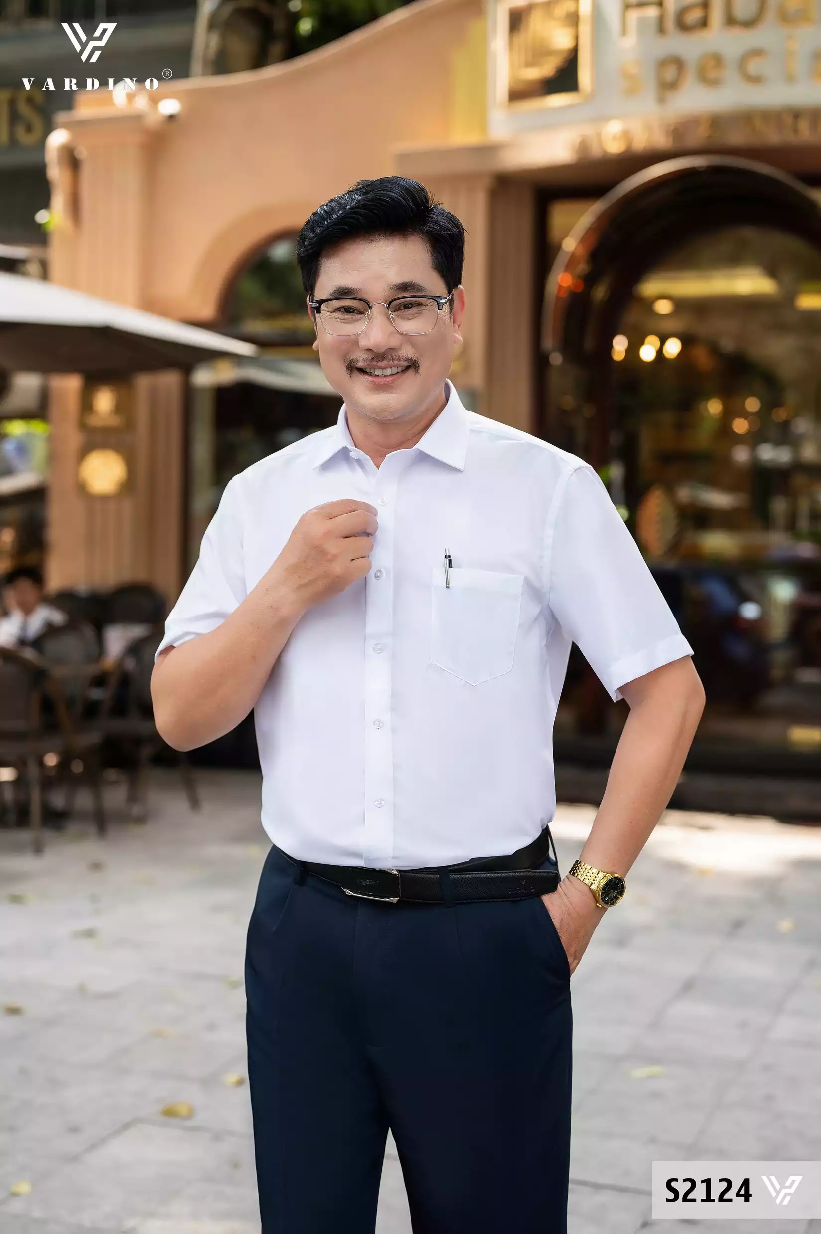 Áo sơ mi nam cho người 50 tuổi màu trắng đơn giản và thanh lịch