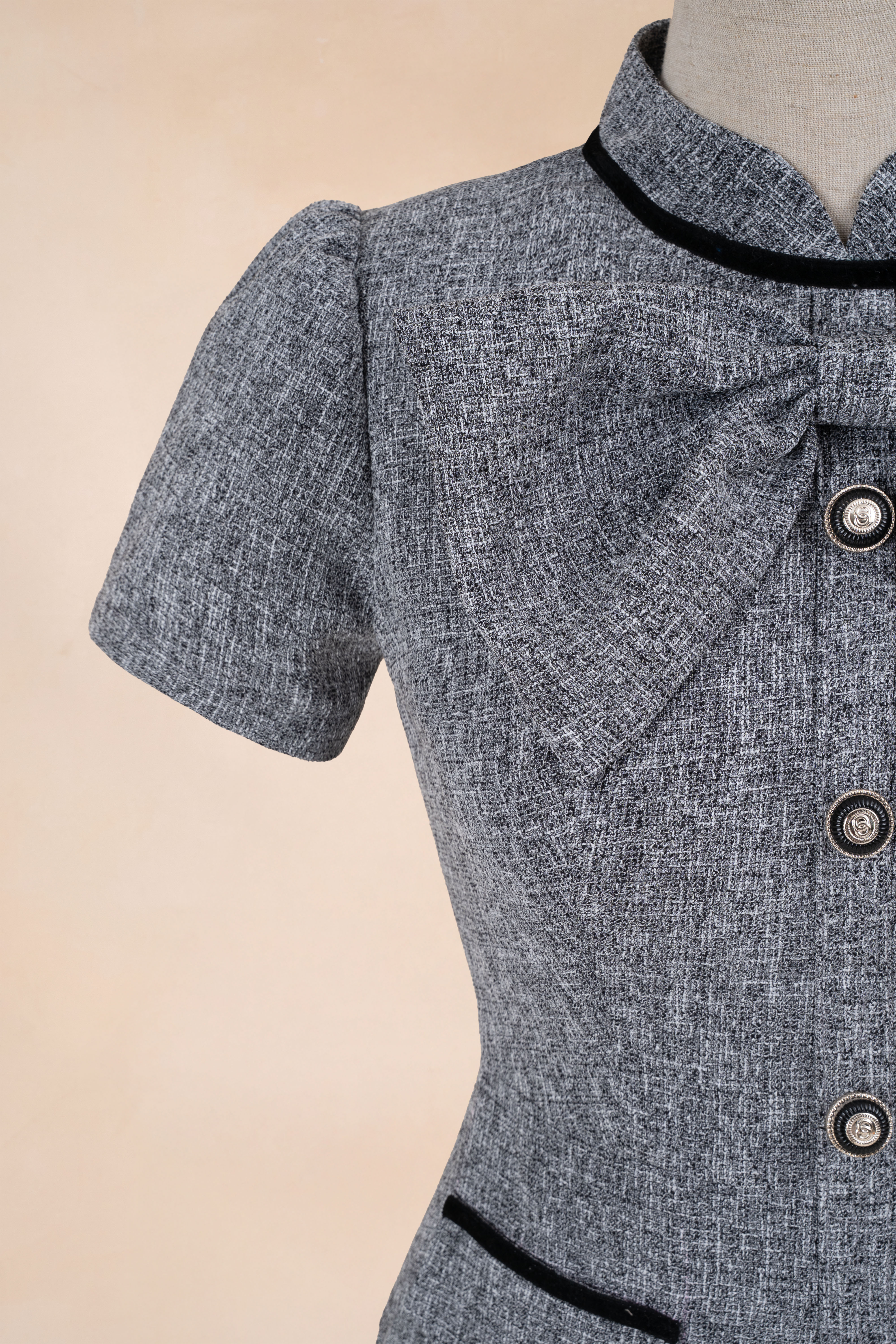 Đầm Xếp Ly Viền Đen Đính Nơ Dáng Dài_thumbnail_3