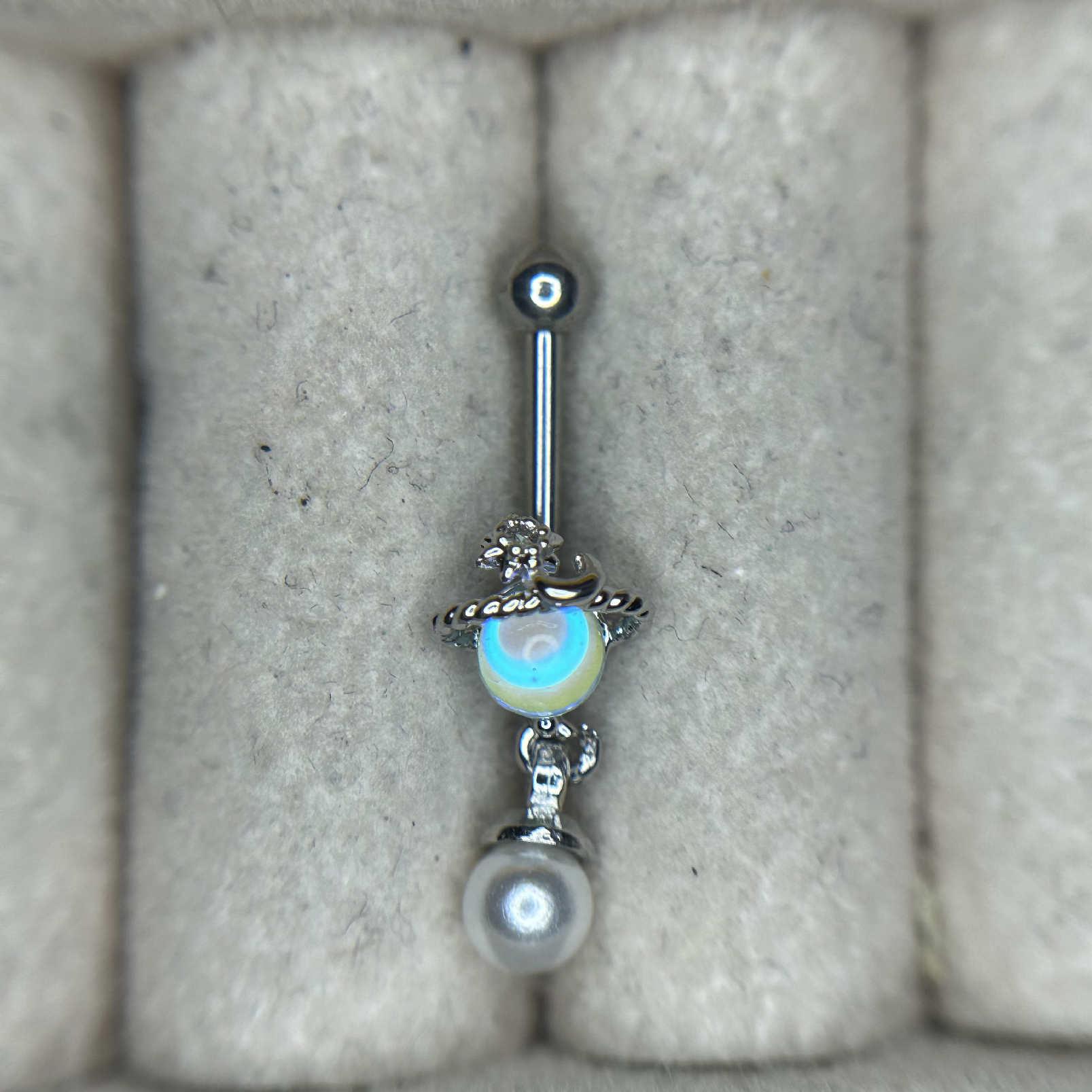 khuyên kiểu vertical vũ trụ xanh nhạt rơi ngọc trai trắng