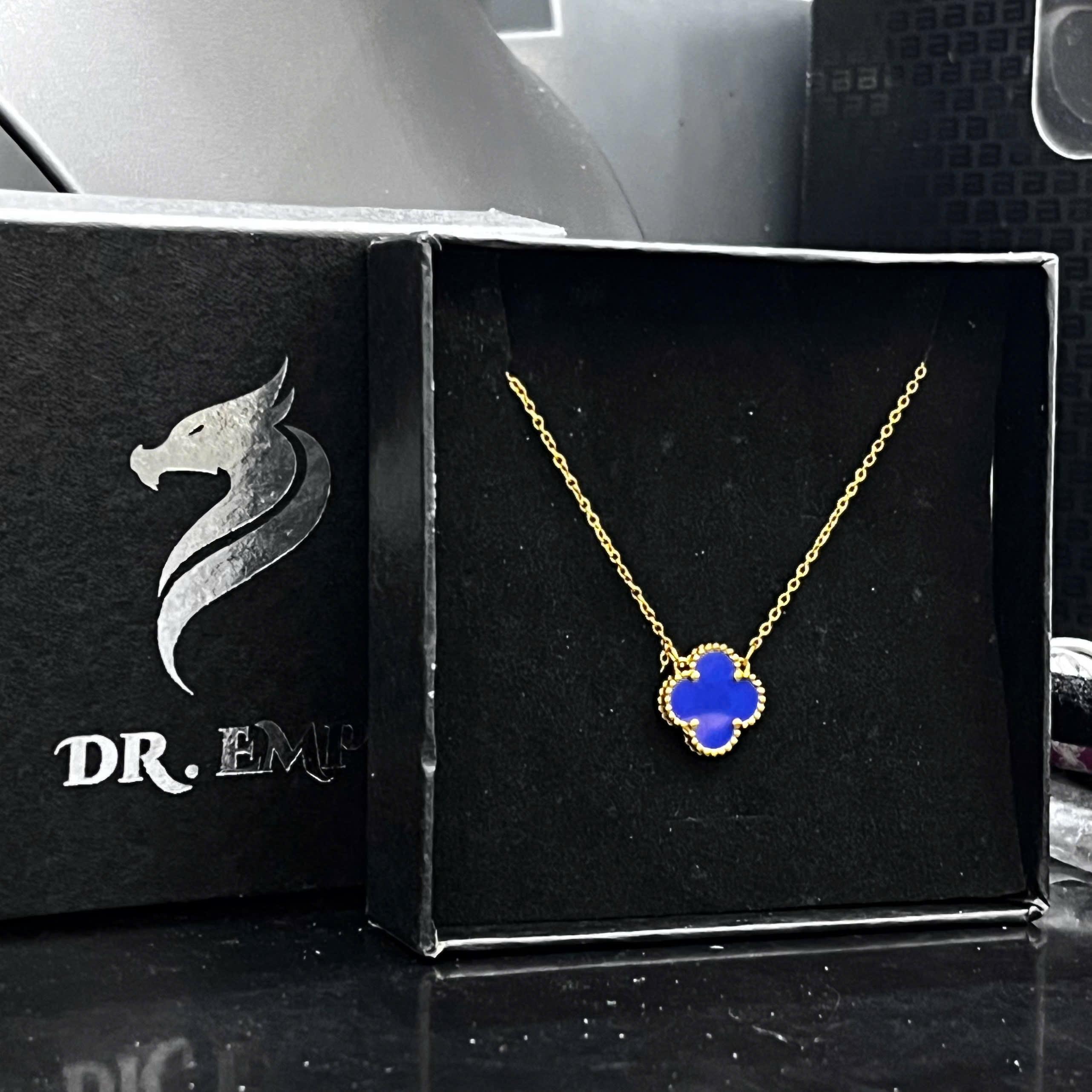 vòng cổ titan dây vàng mảnh charm cỏ bốn lá xanh biển