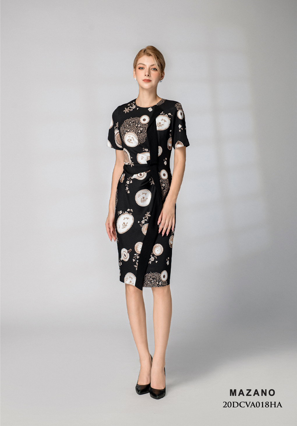 Đầm đen ôm xếp ly eo họa tiết in