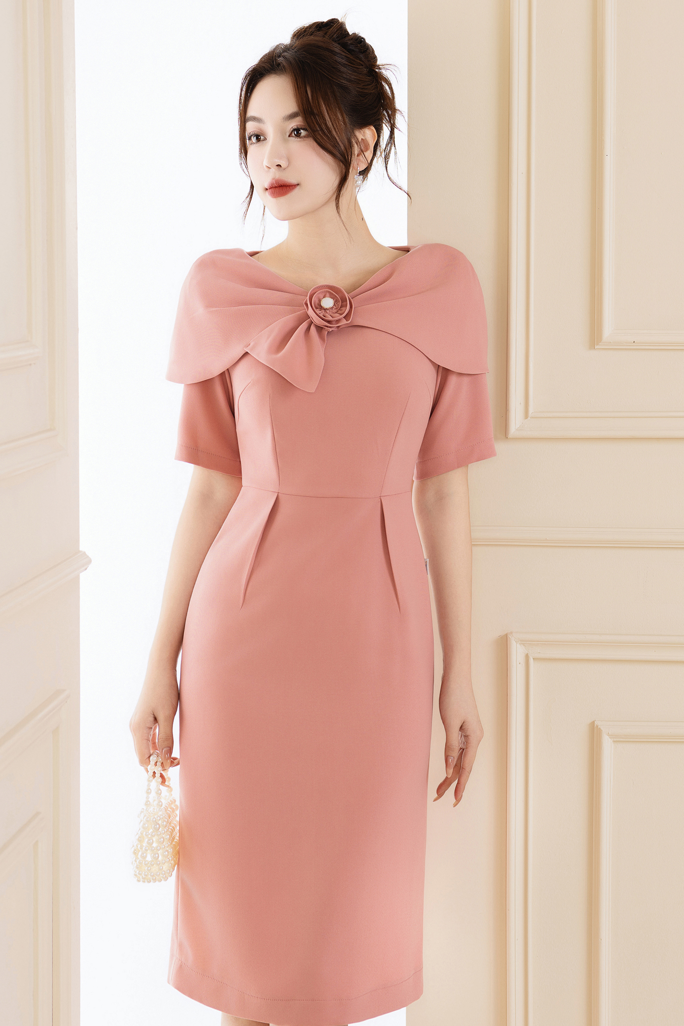 Đầm ôm hồng chờm vai cổ đính hoa_thumbnail_0