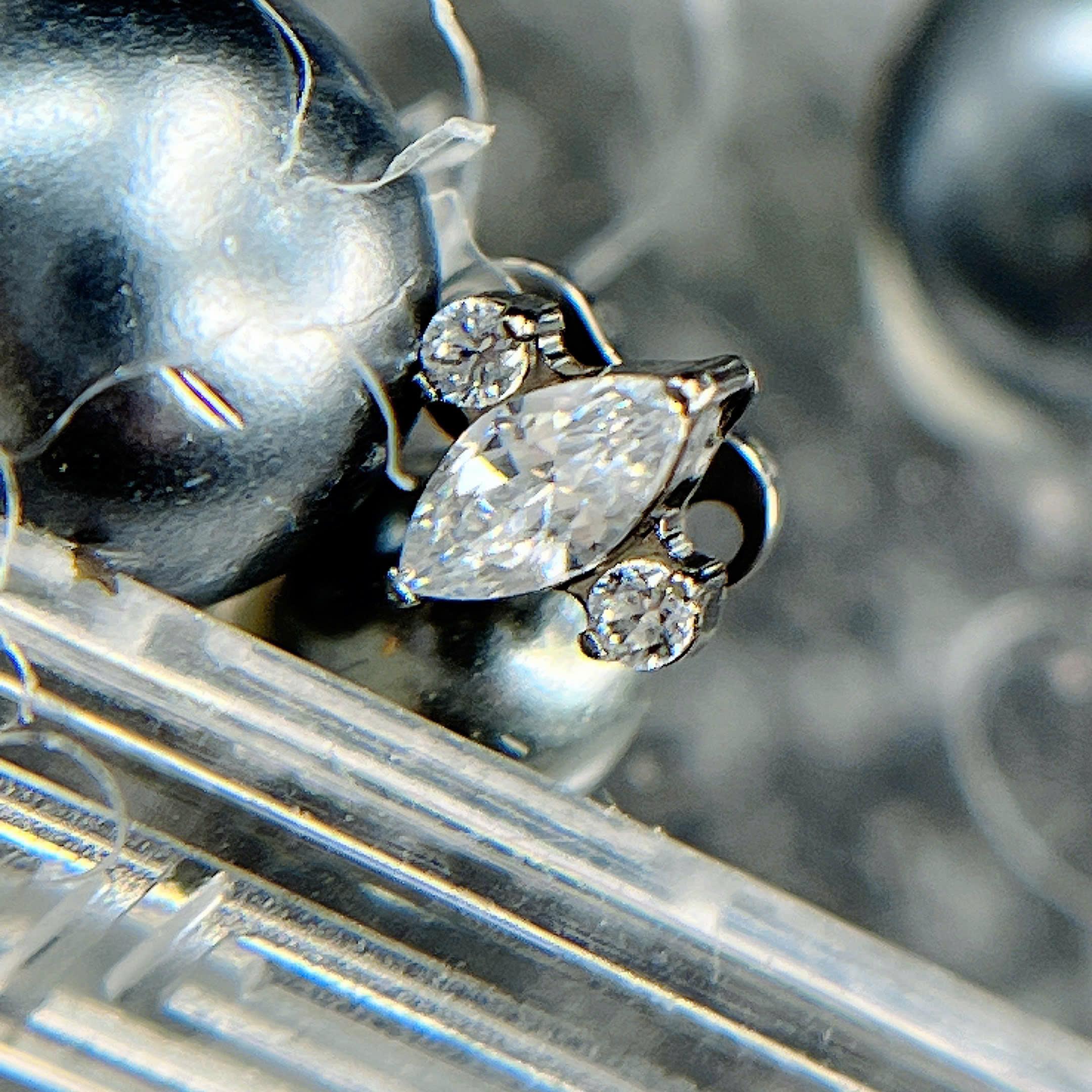 Khuyên cấy titan 3 đá_thumbnail_1