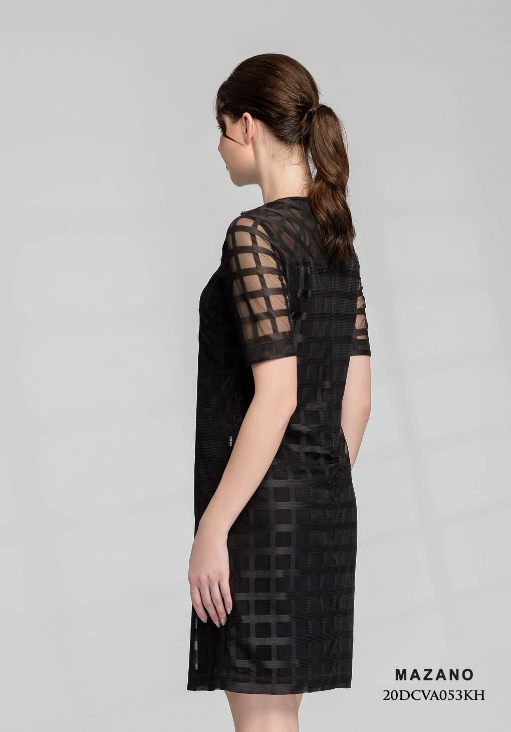 Đầm suông vải ren ô vuông đính hạt cách điệu