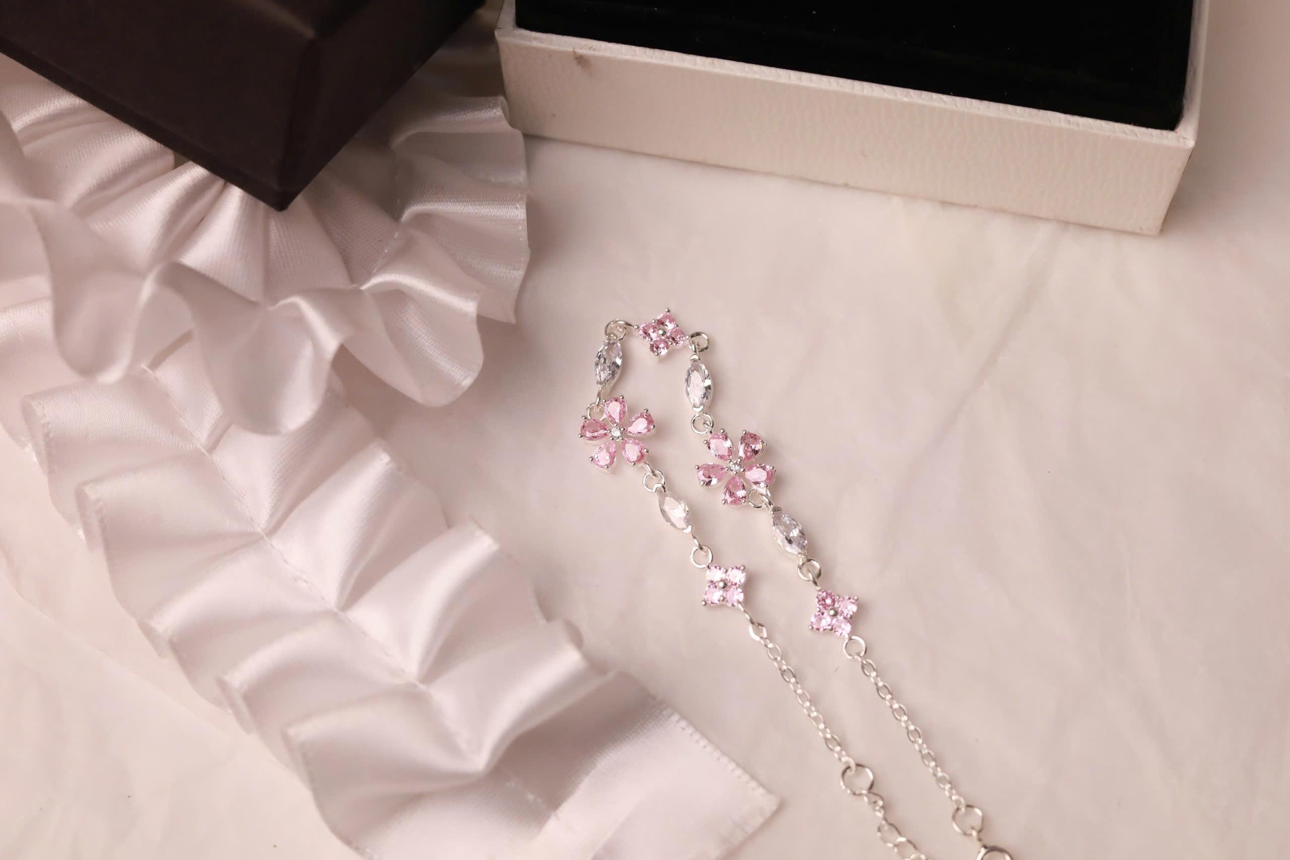 Vòng tay bạc hoa hồng 5 cánh đính đá xi bạch kim