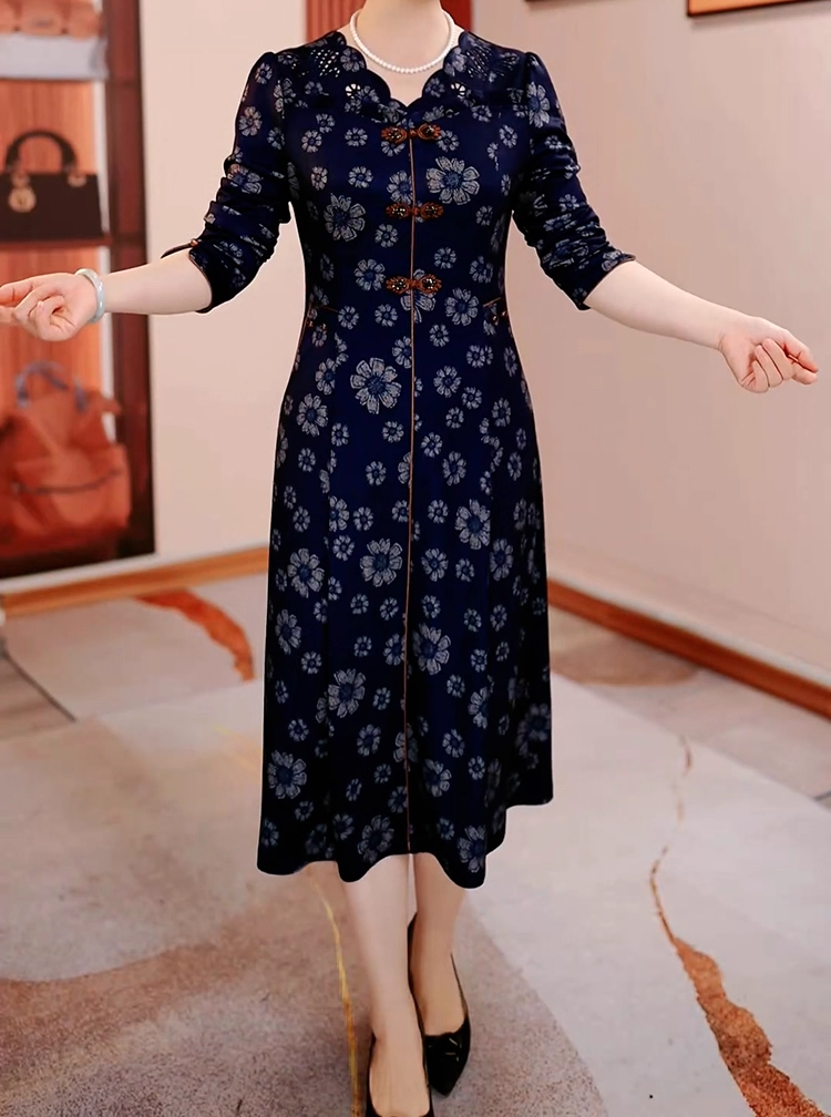 17896-Đầm suông lụa xanh in hoa trắng tay dài cổ  cutout cách điệu ( lụa, lót)