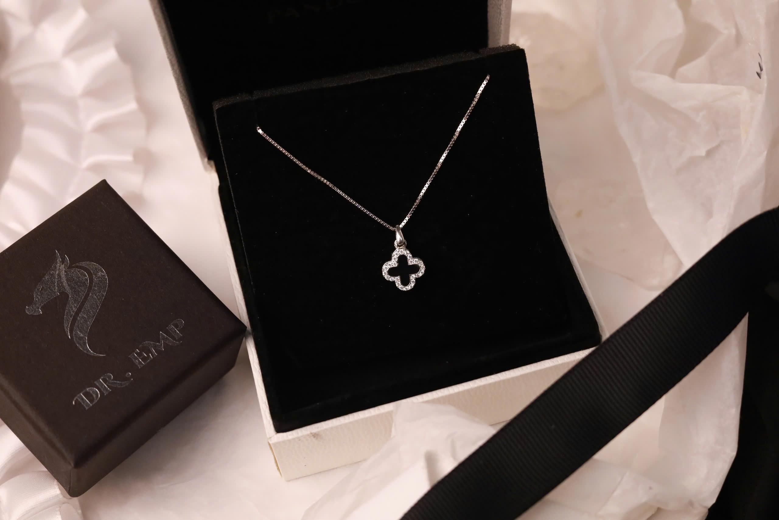 Vòng cổ bạc cỏ 4 lá viền đá 2 mặt đen trắng xi bạch kim