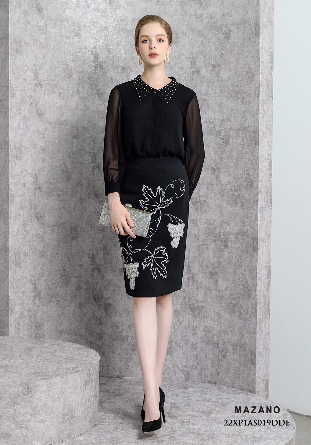 Áo sơ mi đen dài tay đính cổ