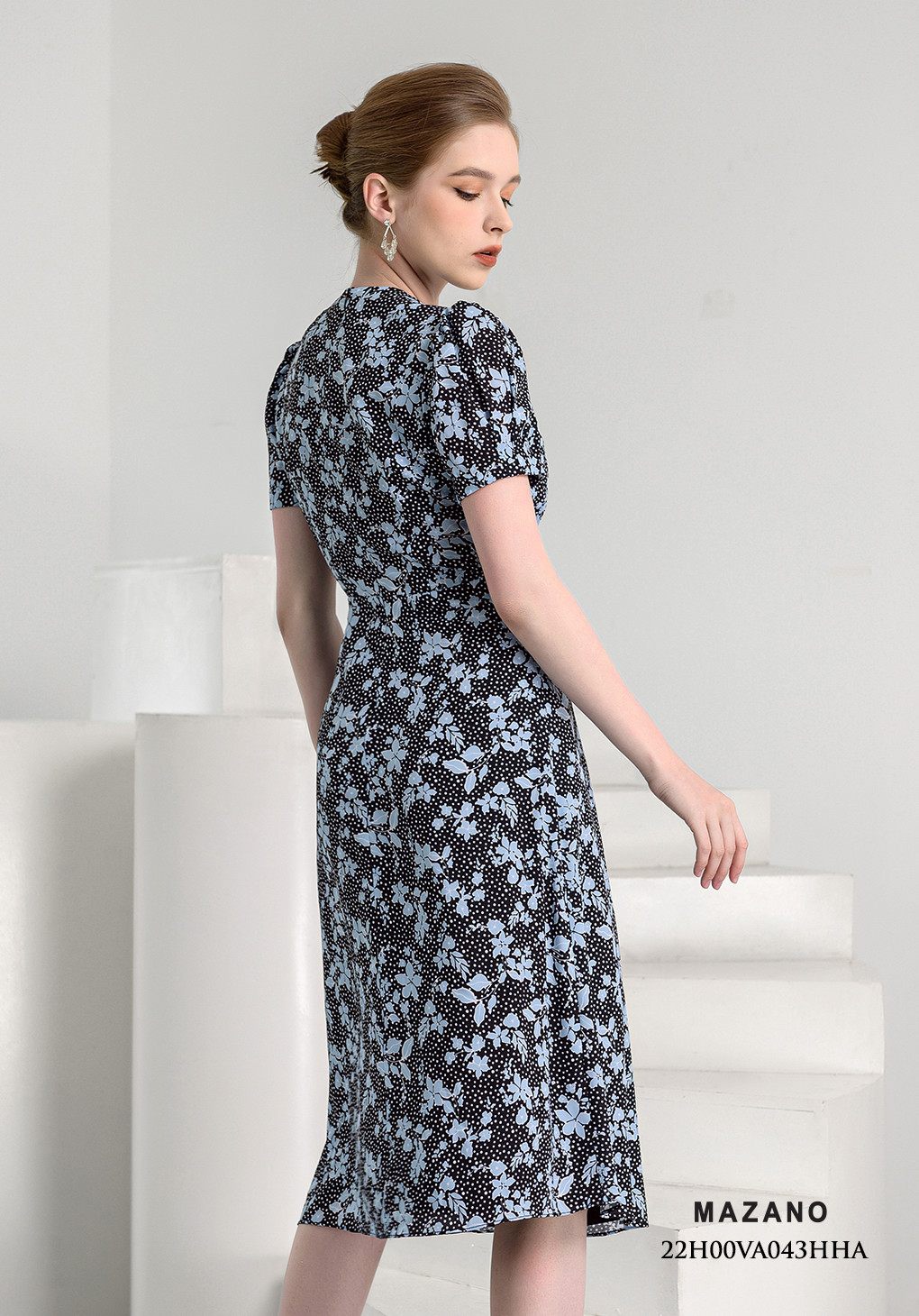 Đầm xanh họa tiết cổ tim xòe chân rủ