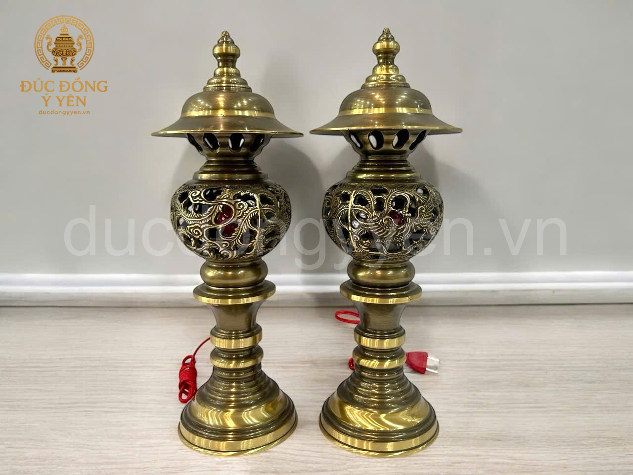 Đôi đèn thờ hoa văn rồng phượng đúc đồng vàng làm màu giả cổ 