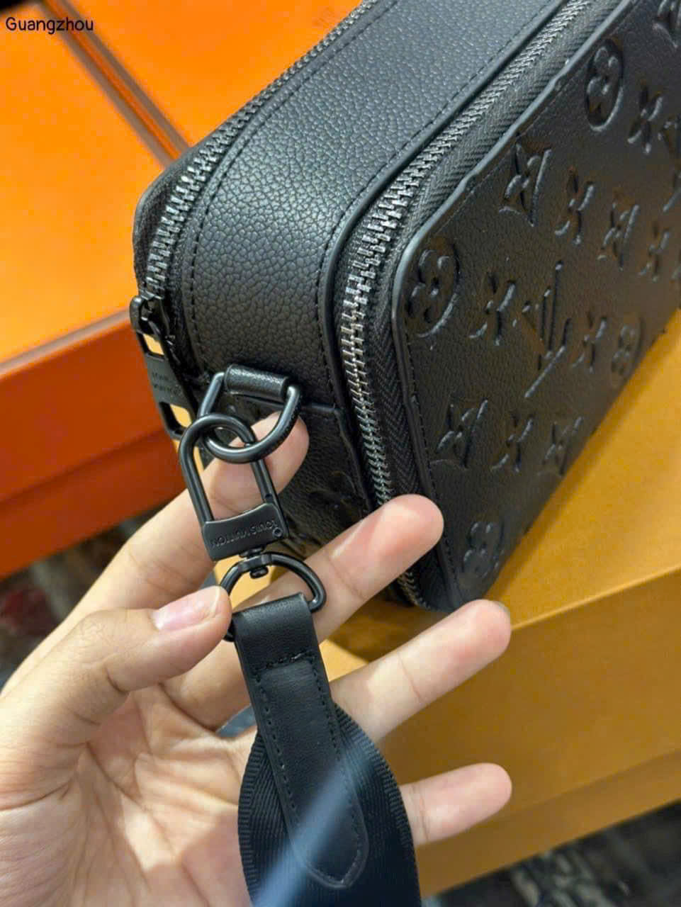 Túi đeo chéo nam LV Nano Alpha Black Monogram Shadow_thumbnail_3