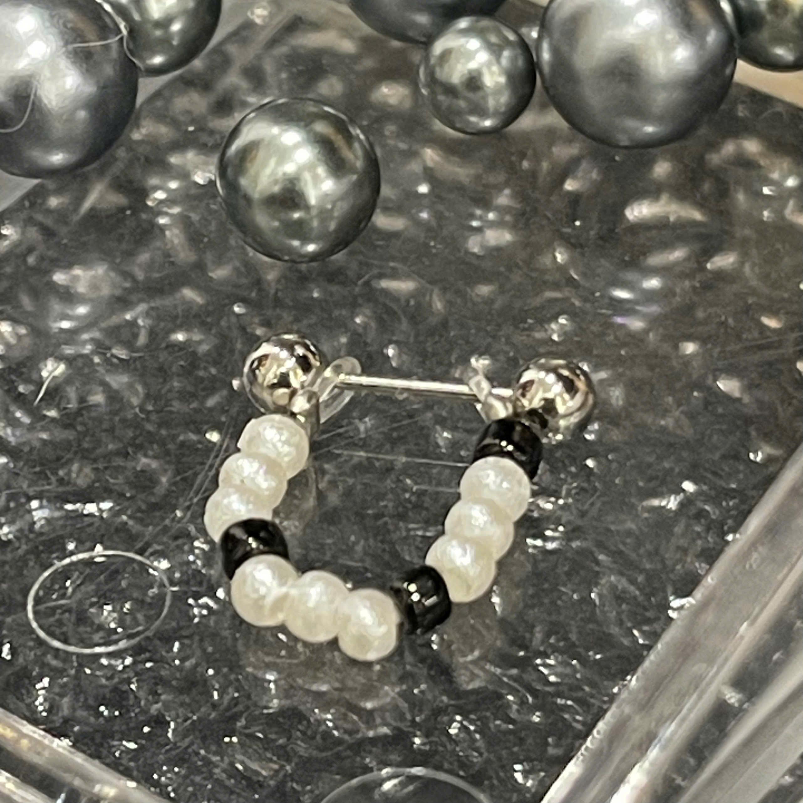 khuyên kiểu hạt cườm nhựa đen trắng ngọc trai._thumbnail_2