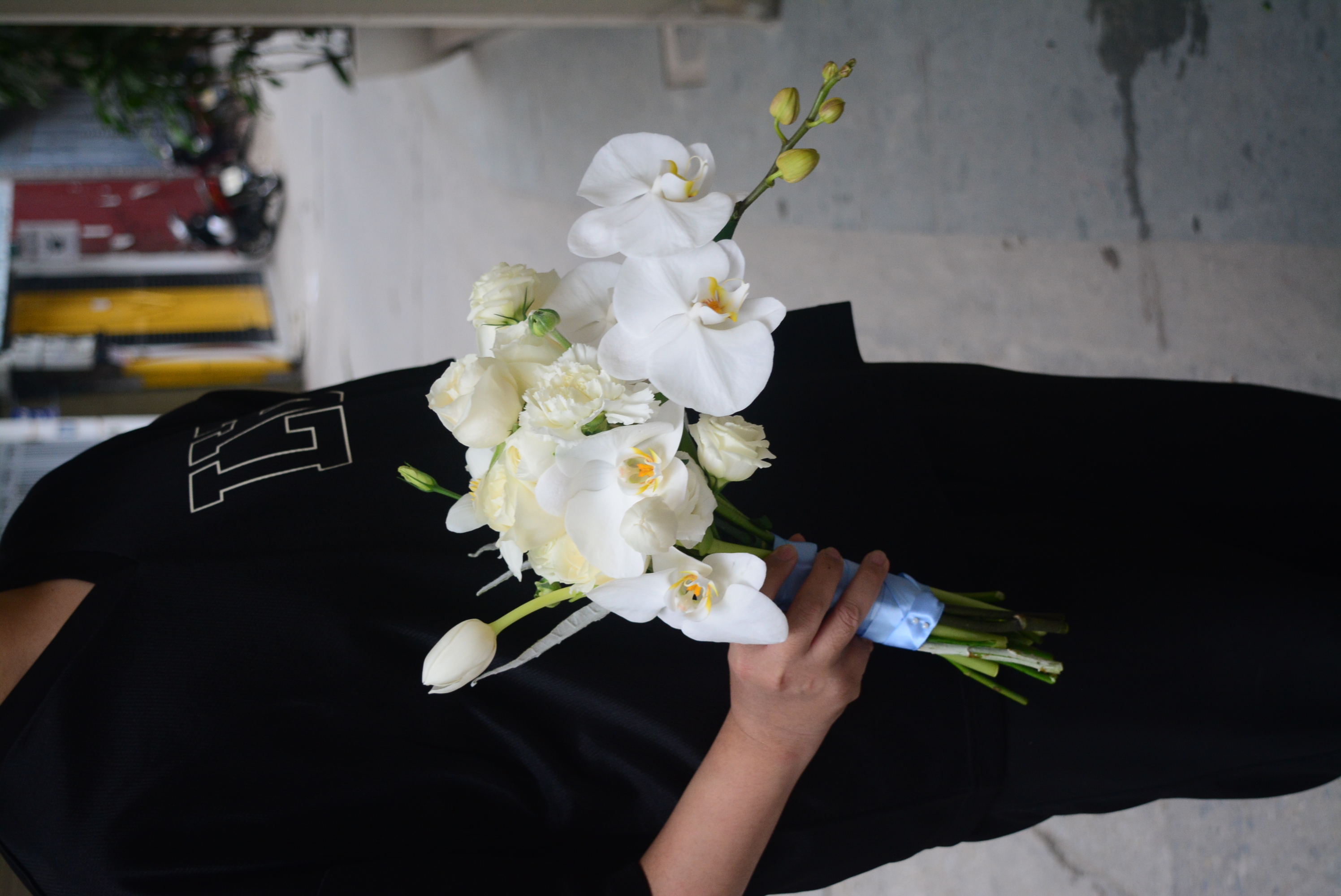 Bó hoa cưới thác đổ - Lan HĐ mix tulip và hoa tone trắng