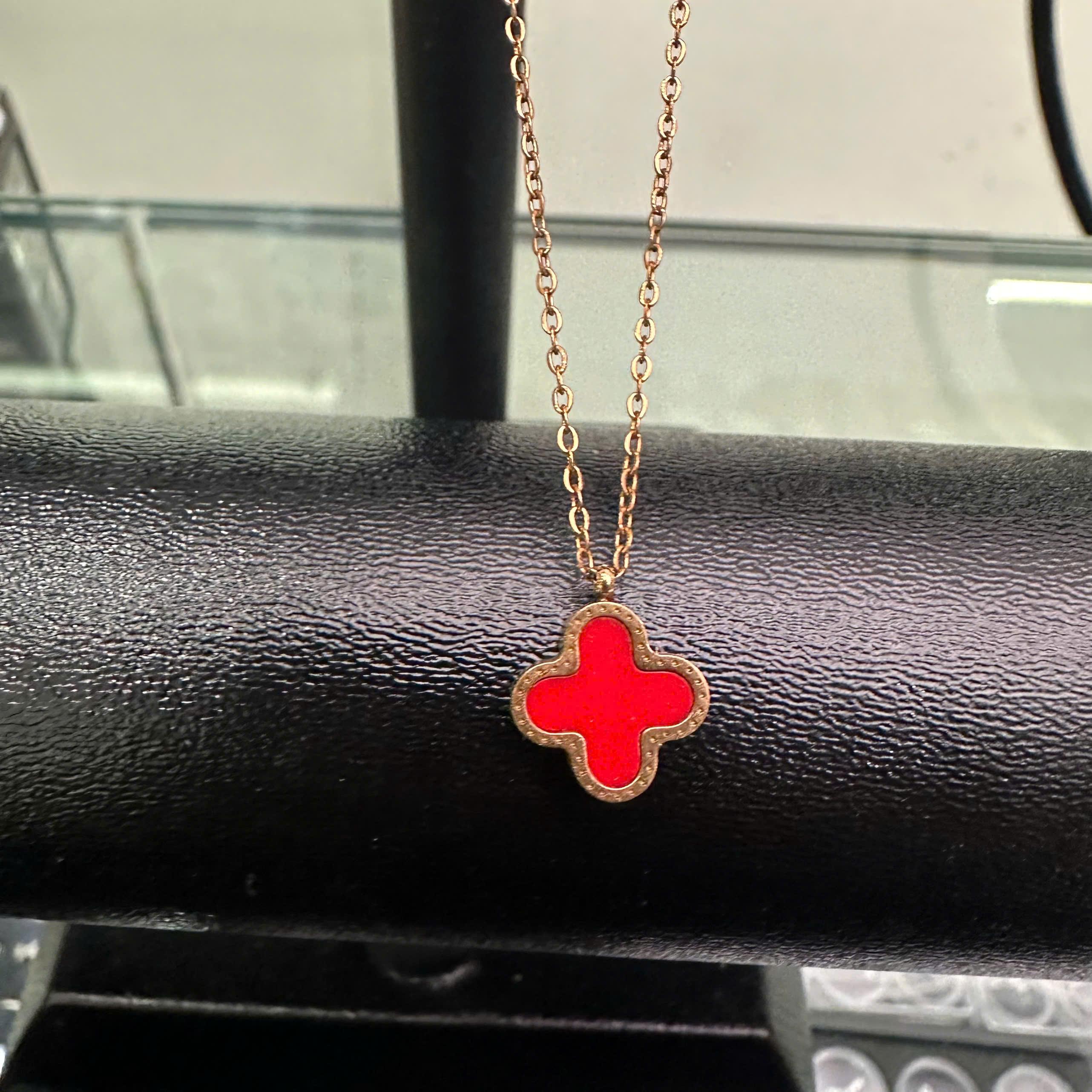 vòng cổ titan màu vàng charm hoa bốn cánh đỏ._thumbnail_3
