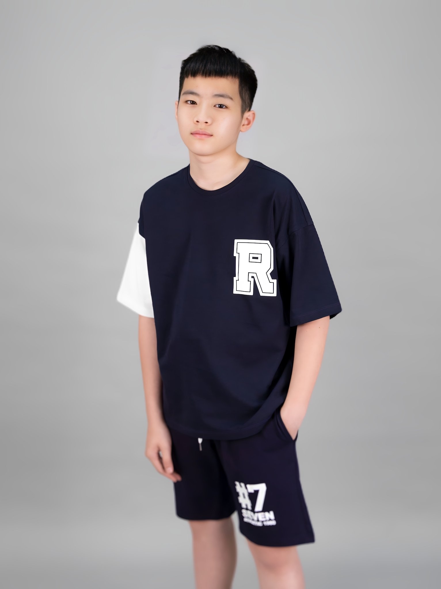 Áo phông dáng rộng navy phối tay trắng chữ R