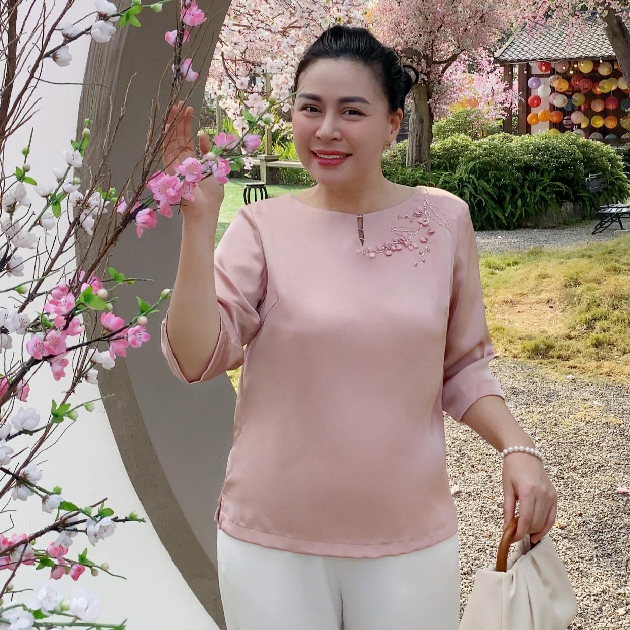 GUMOM - Áo Kiểu Trung Niên U50 U60 Cao Cấp Cổ Tròn Tay Lỡ Thêu Hoa Đính kết hoa và pha lê thủ công Sang Trọng Cho Nữ - Women Nhung Kem Xanh Nho Tua Rua Top Voi_thumbnail_4