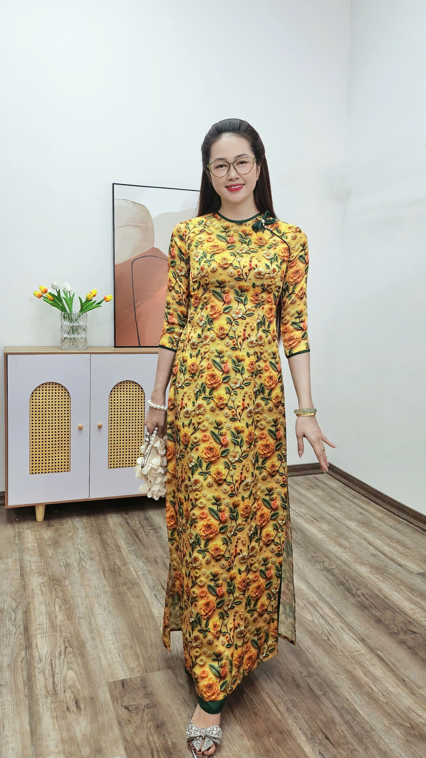 A2803 áo dài cổ khít tay lỡ gấm vân gỗ in hoa nền vàng viền xanh_thumbnail_2