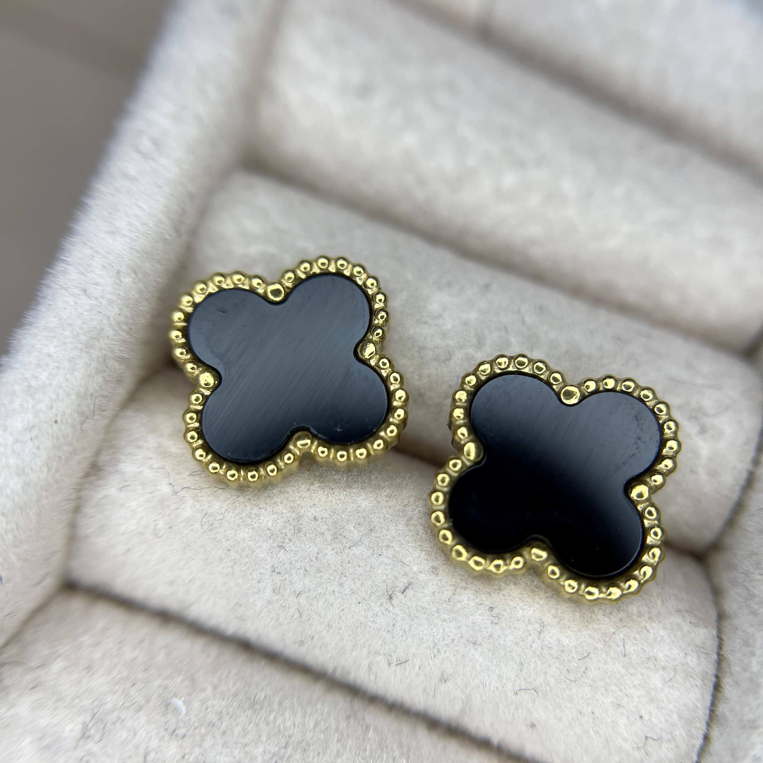 khuyên kiểu cặp cỏ bốn lá màu đen tuyền bí viền bi vàng bí ẩn ninja nhiệt huyết 