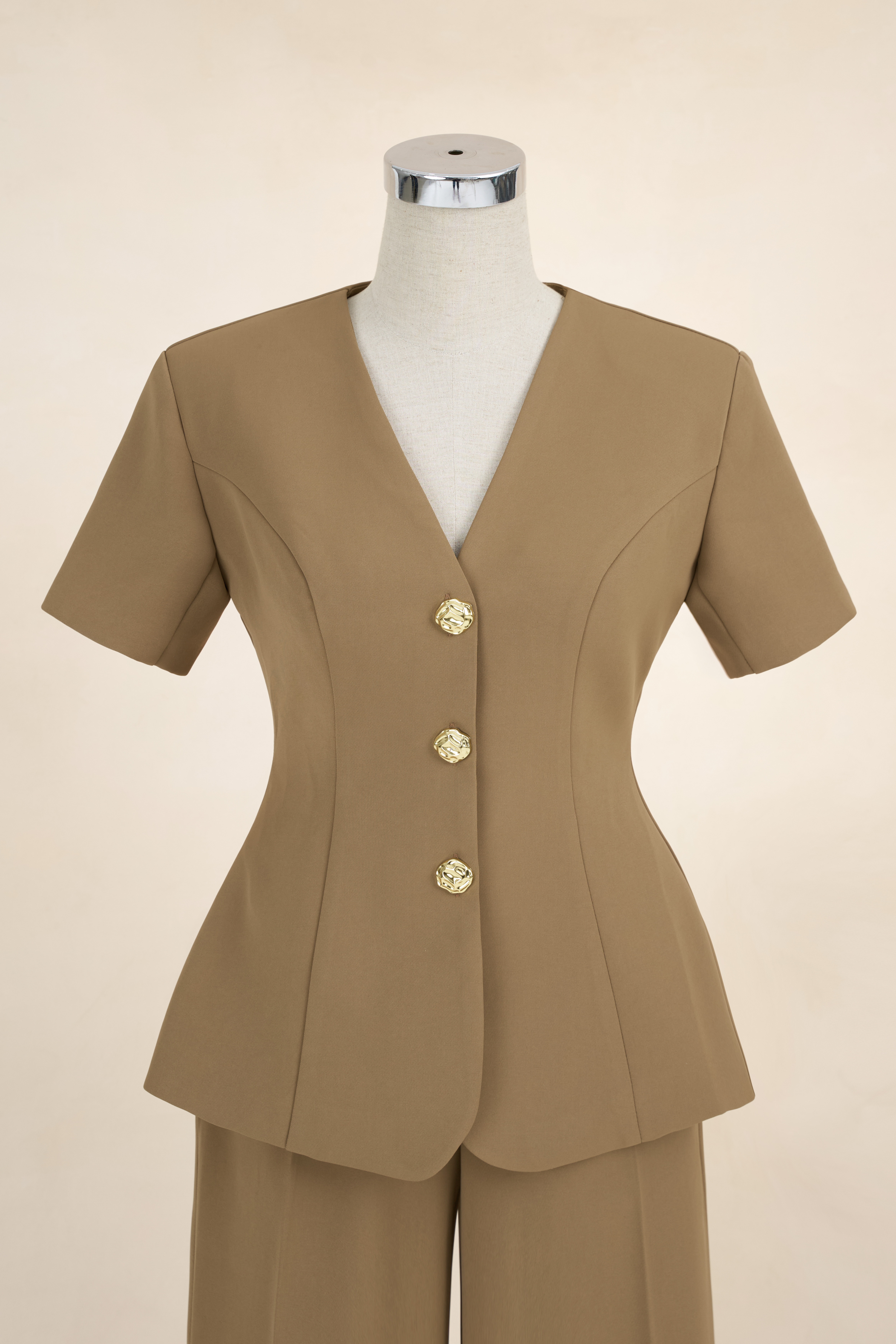 Áo Cổ V Tay Cộc Cúc Đồng