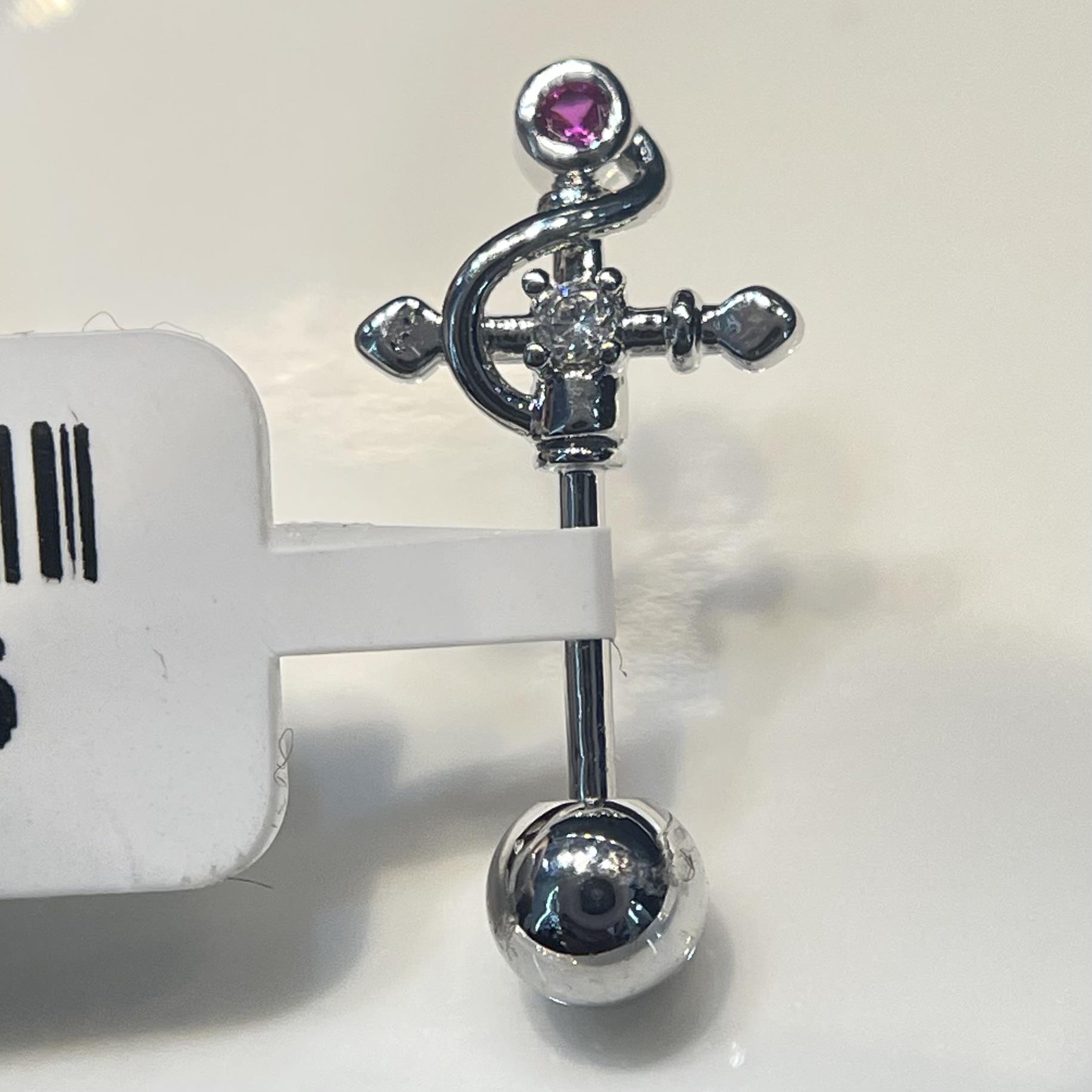 Khuyên vertical chìa khoá đá hồng