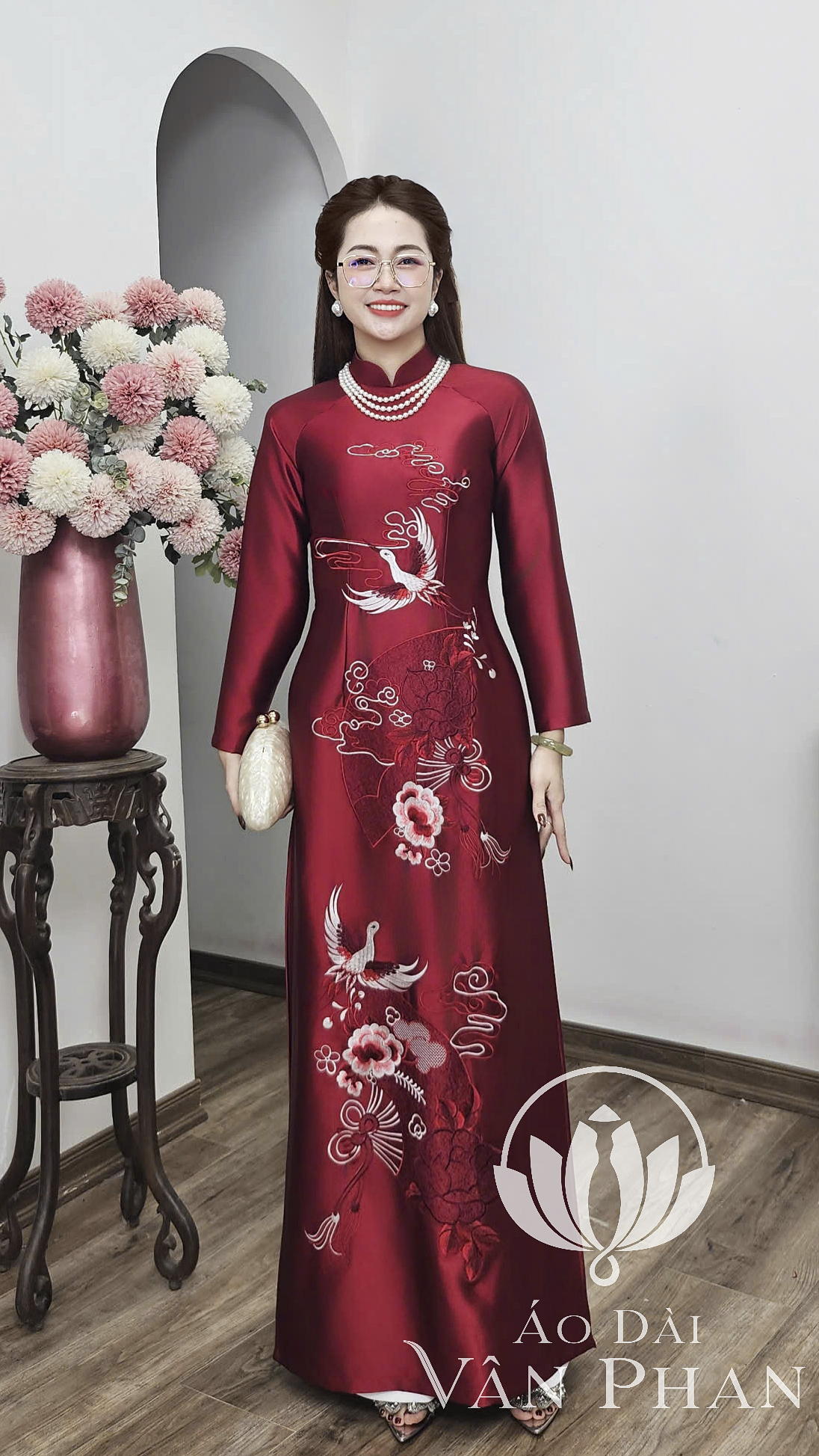 T479 áo dài cổ 3p tay dài lụa rubi đỏ đô thêu chim quạt_thumbnail_2