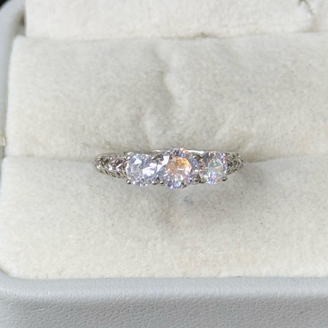 Nhẫn bạc 3 kim cương size 6.