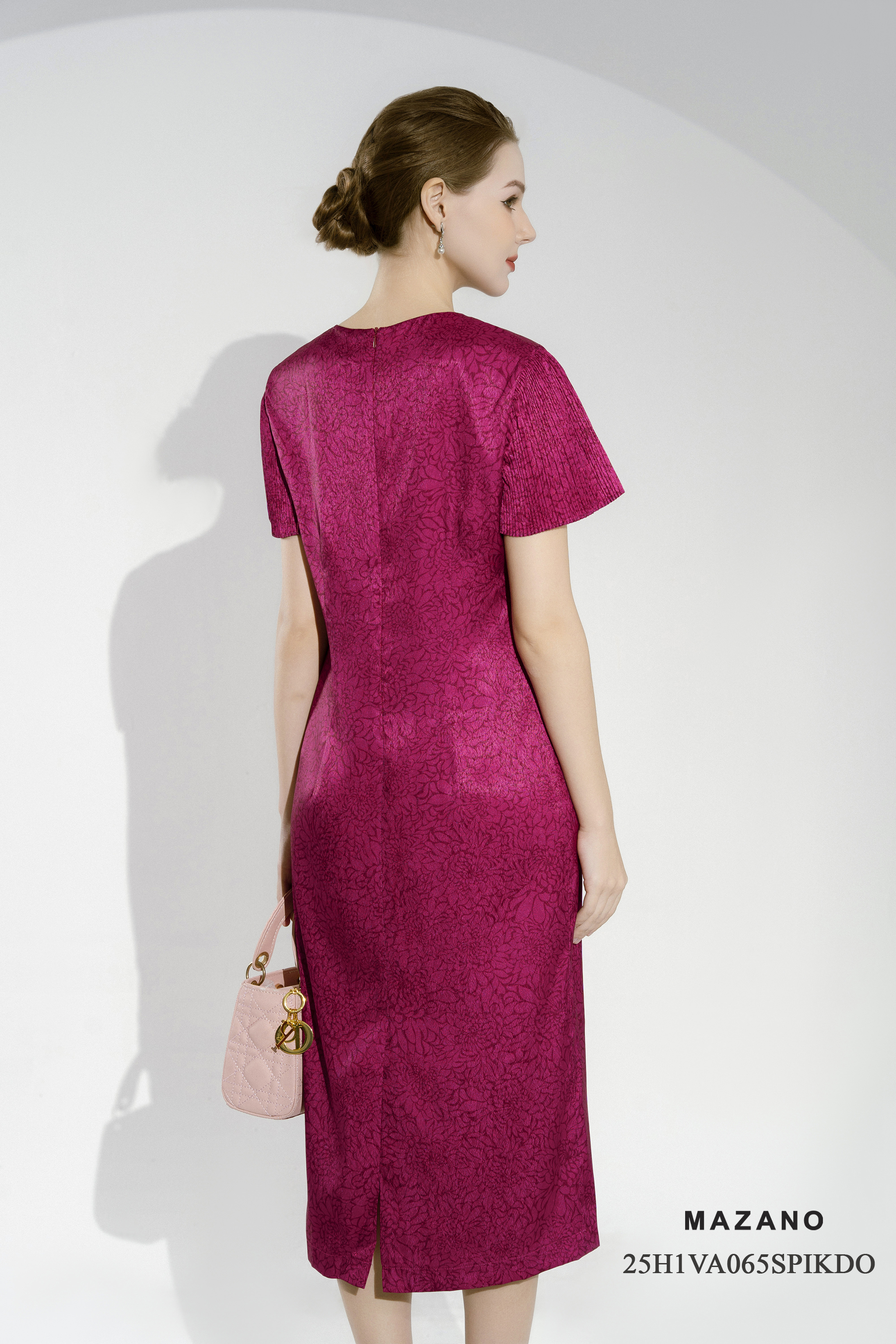 Váy Đầm Suông Vải lụa vân chìm Hoạ tiết hoa cúc cách điệu Cổ V Tay ngắn Dài ngang bắp chân_thumbnail_5