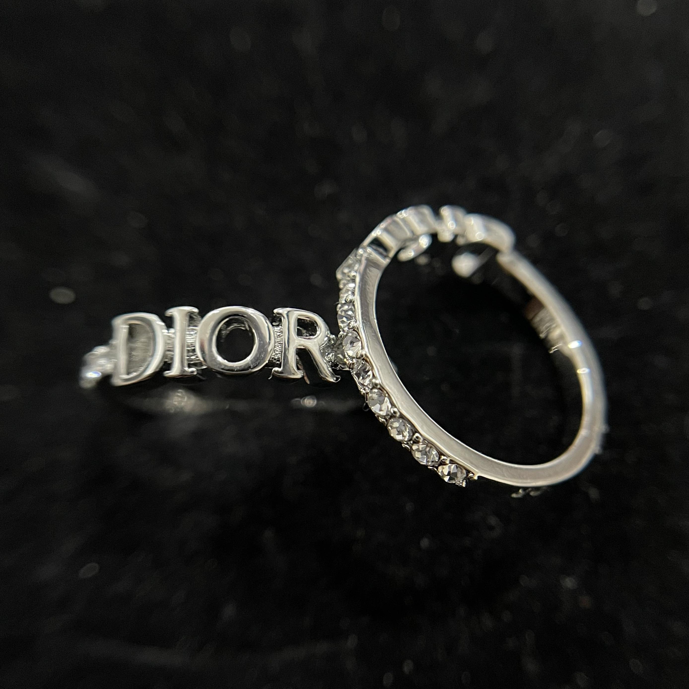 nhẫn kiểu khắc chữ DIOR viền kim cương sang trọng size 8