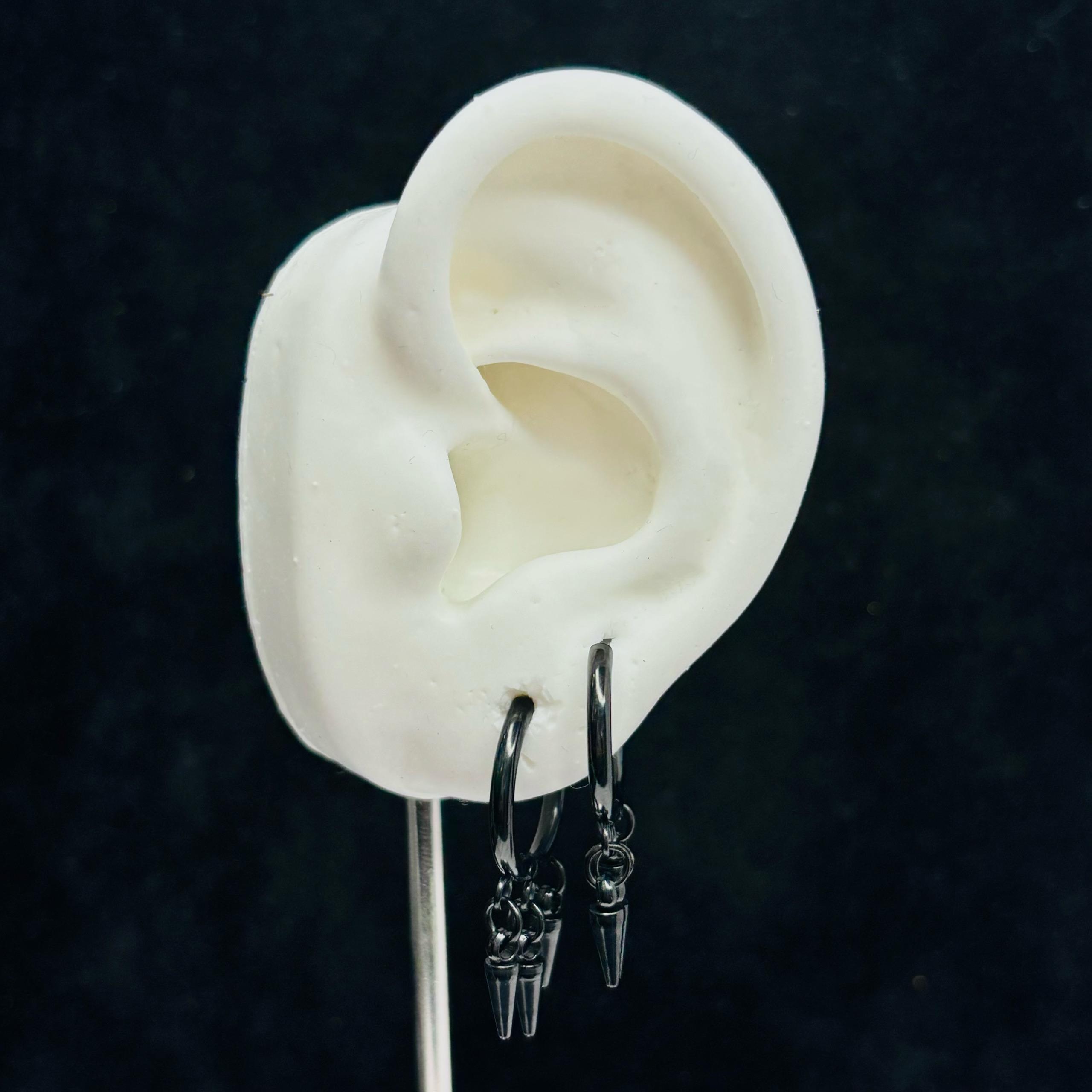 Khuyên vòng kiểu ba thanh tam giác đen rơi 12mm