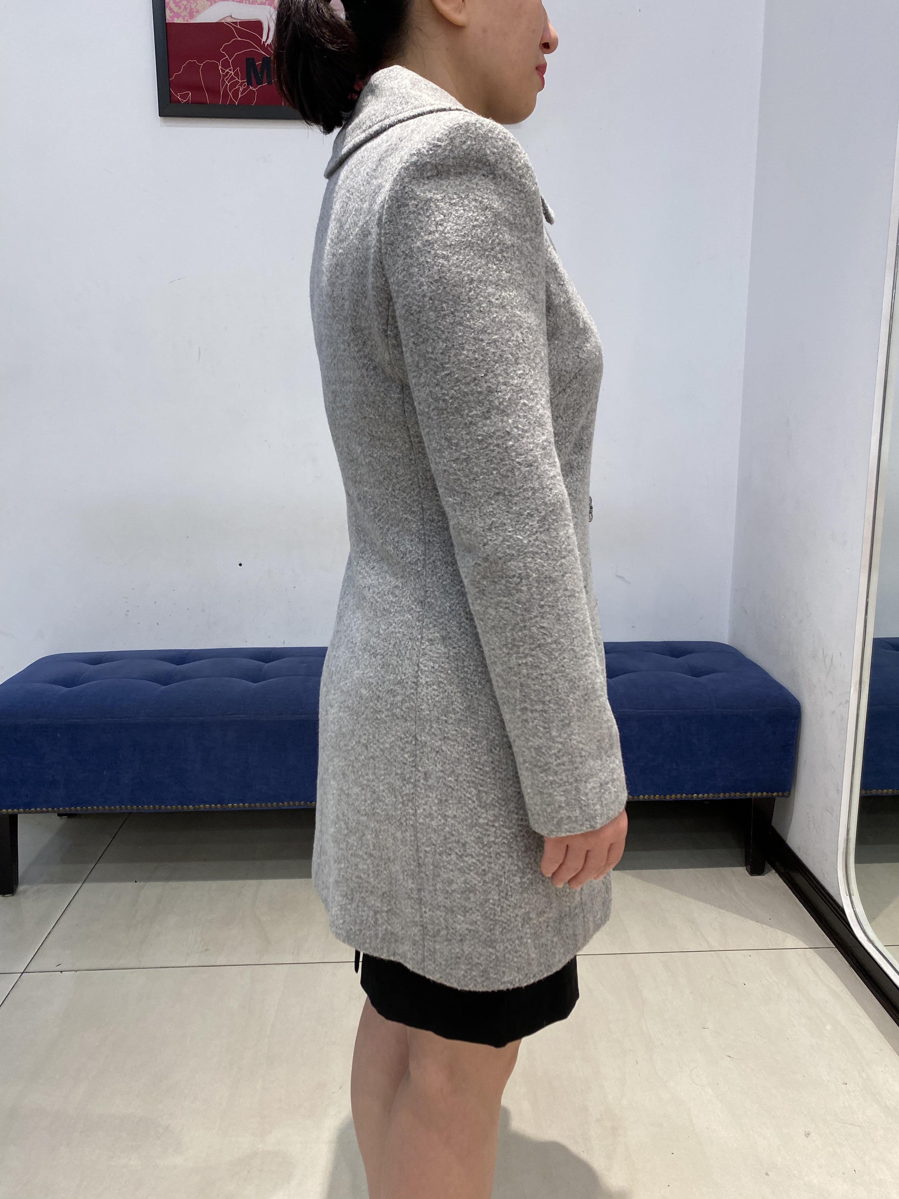 Măng tô xám cổ vuông đính đá