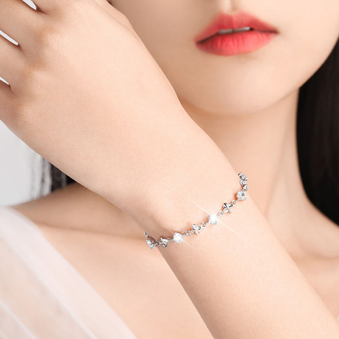 Vòng Tay Kim Cương Nhân Tạo Hoa Bốn Cánh – Thiết Kế Nữ Tính Nhẹ Nhàng_thumbnail_4