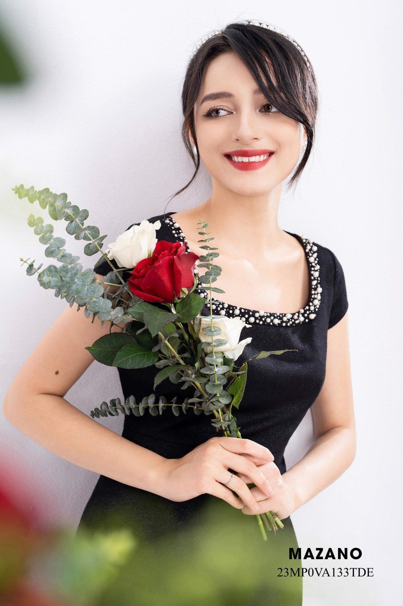 Đầm đen ôm chân rủ dài cổ U đính trang trí