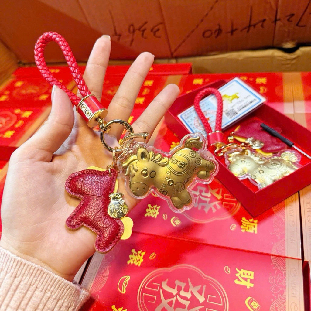 Móc Khóa Phong Thủy Năm Ngựa 2026 Mạ Vàng, Dây Treo Đỏ May Mắn, Quà Tặng Tết Chiêu Tài Lộc 333MK