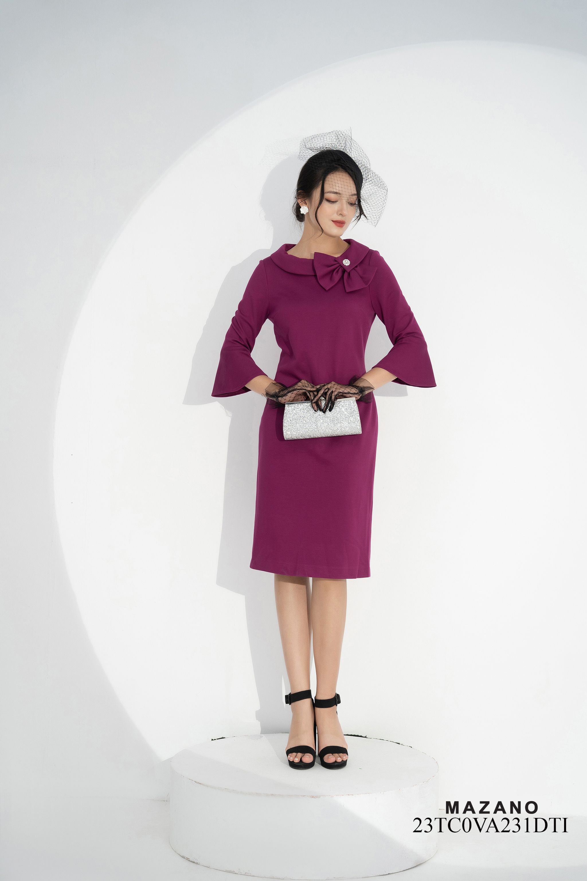 Đầm Suông Cổ Cách Điệu Đính Nơ Tay_thumbnail_1