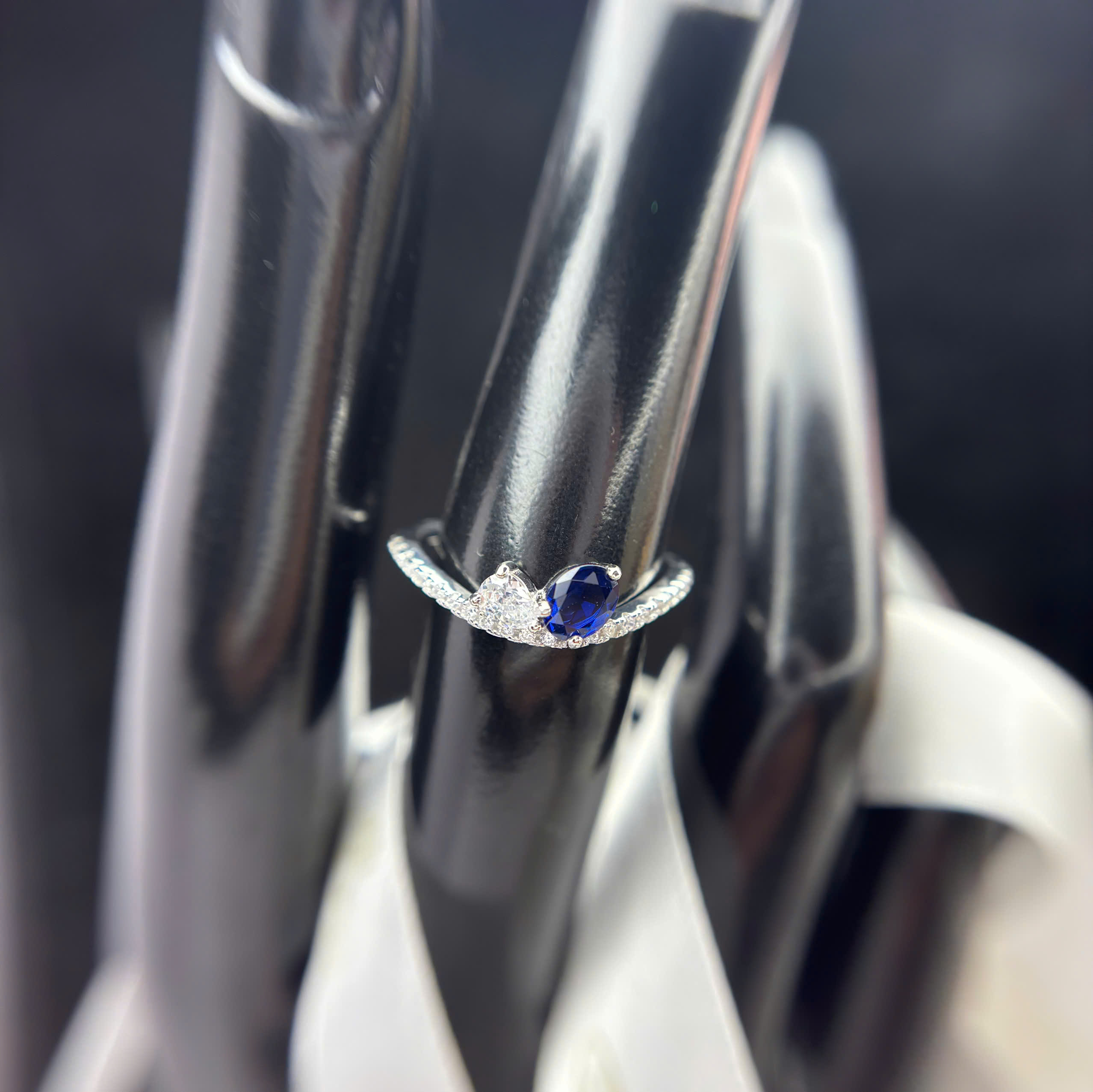 Nhẫn bạc xi bạch kim 2 đá xanh trắng size 7_thumbnail_3