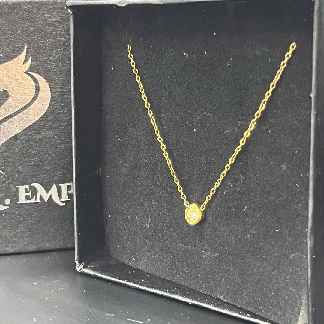 Vòng cổ titan vàng charm 1 kim cương.