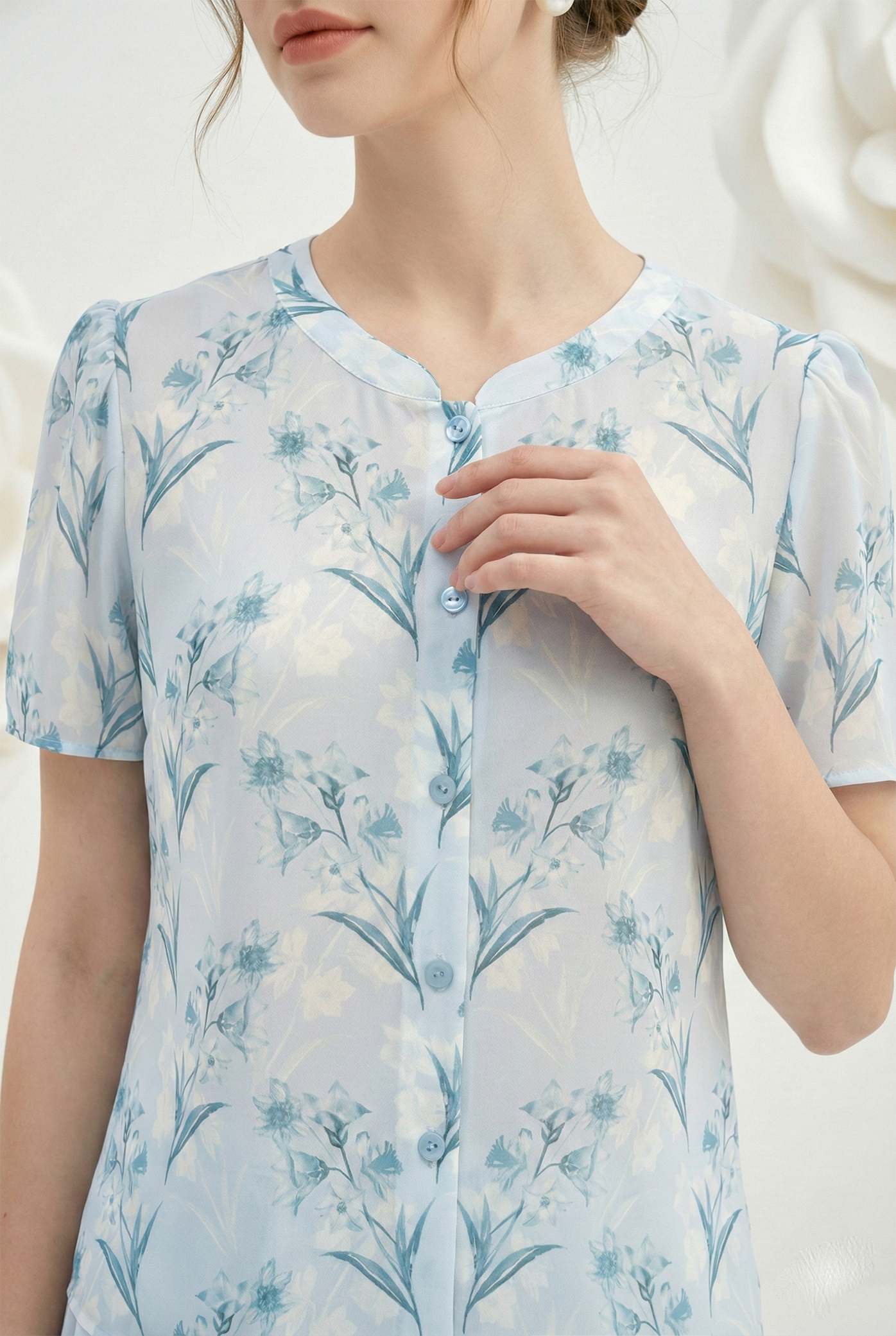 Áo sơ mi vải voan dày in hoa xanh nhạt dáng suông cổ tàu cách điệu tay ngắn thiết kế MAZANO_thumbnail_3