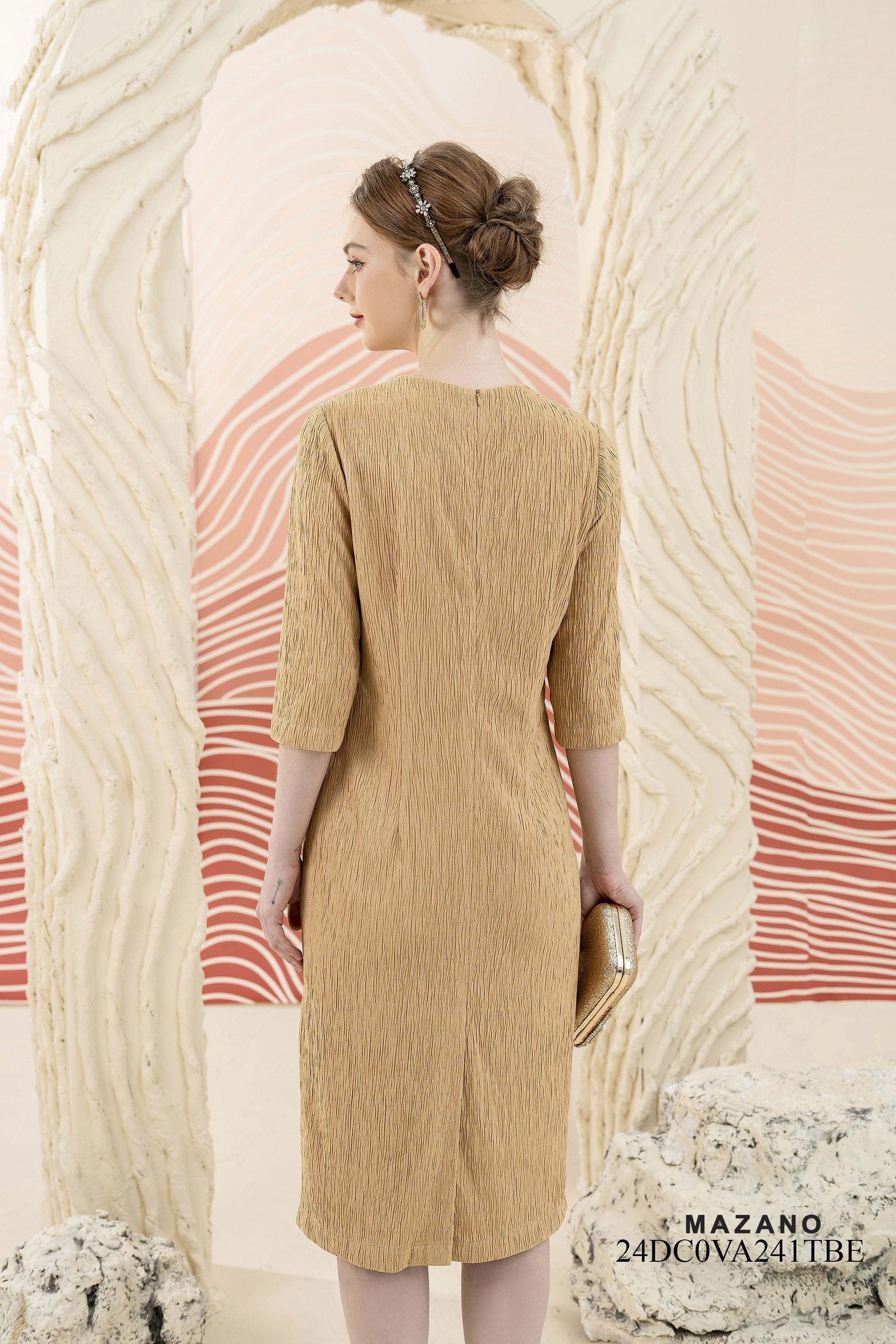 Váy Đầm suông Vải dệt kim dày màu be vàng Cổ tròn Dài tới bắp chân_thumbnail_5