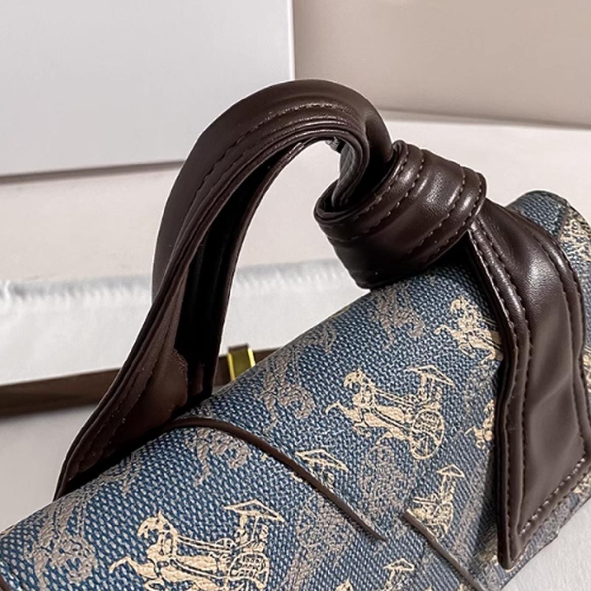 Túi xách UHE_2519 Vera – túi kẹp nách họa tiết vintage, tay cầm da nâu_thumbnail_4