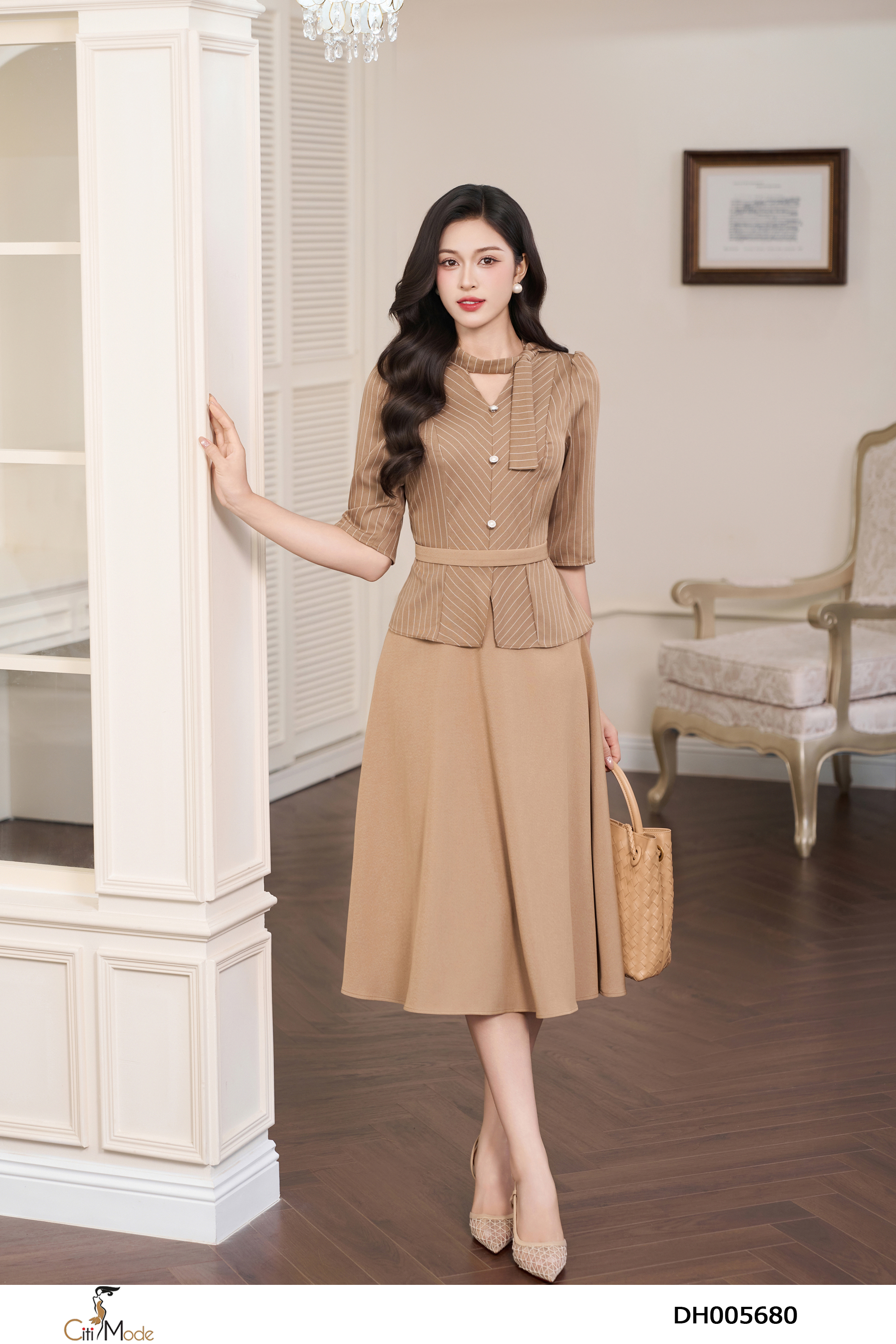 Đầm xòe phối kẻ cổ nơ cách điệu tay cọc