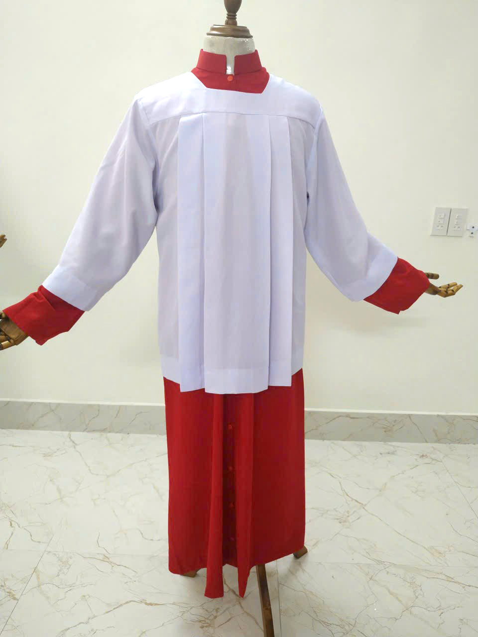 Bộ áo giúp lễ đỏ trắng có ren size 3( dài áo 105)
