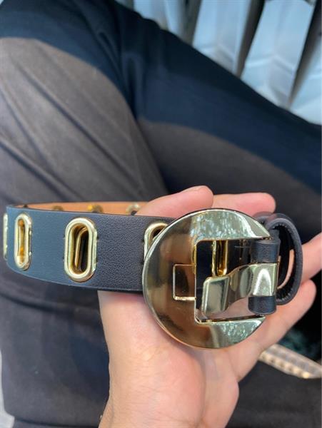 Thắt lưng kiểu khoá vàng.