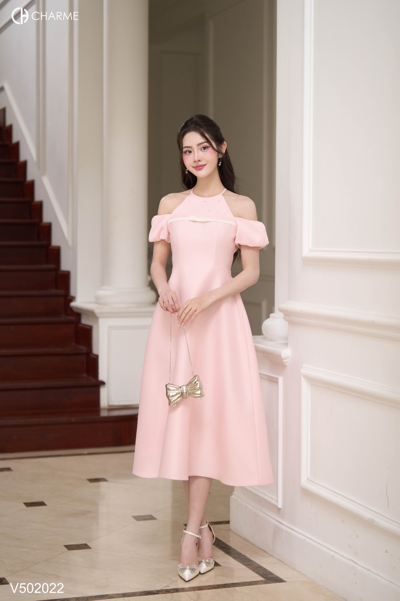 Váy cổ yếm đính cườm hoa