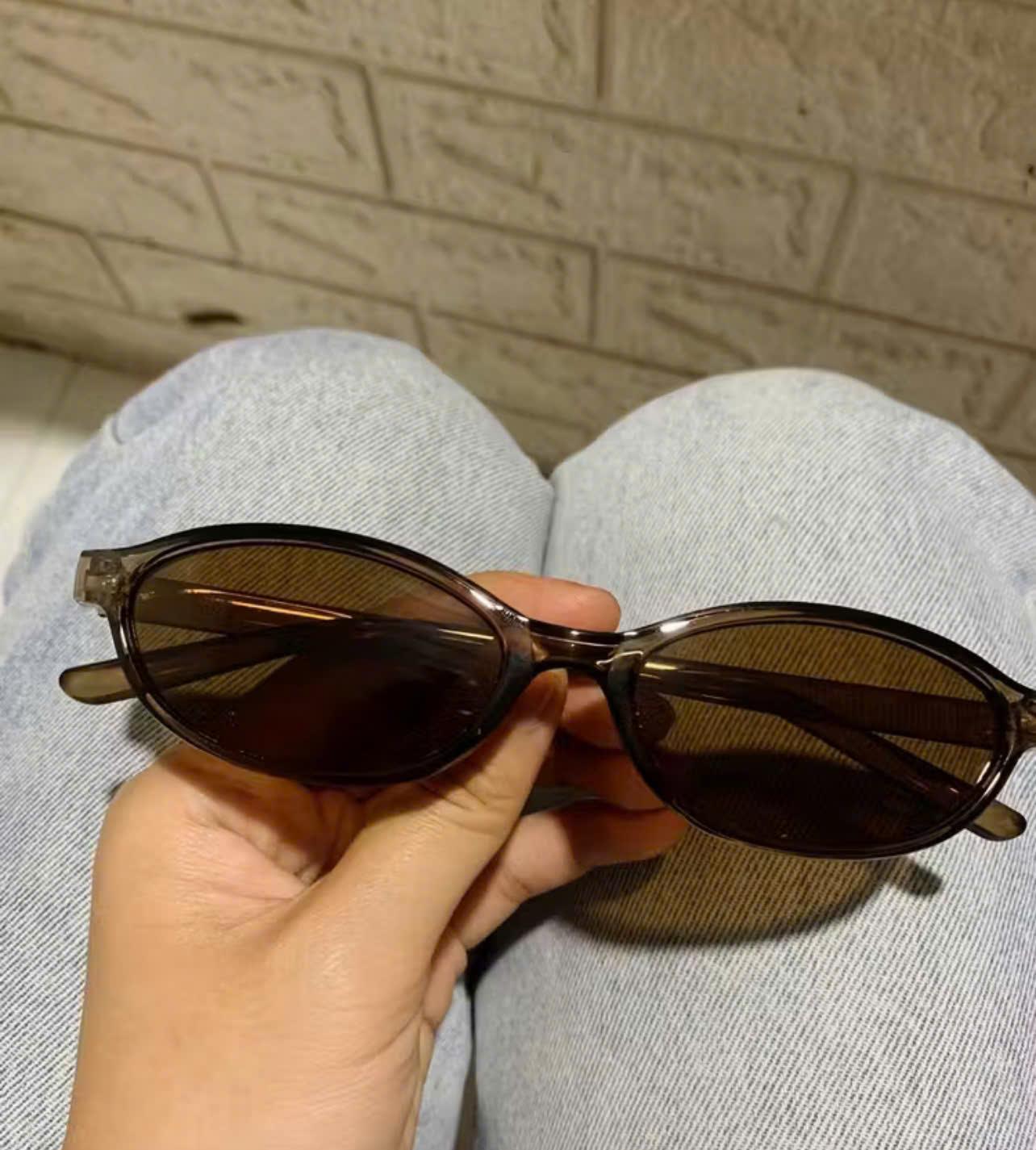 Kính râm nâu oval
