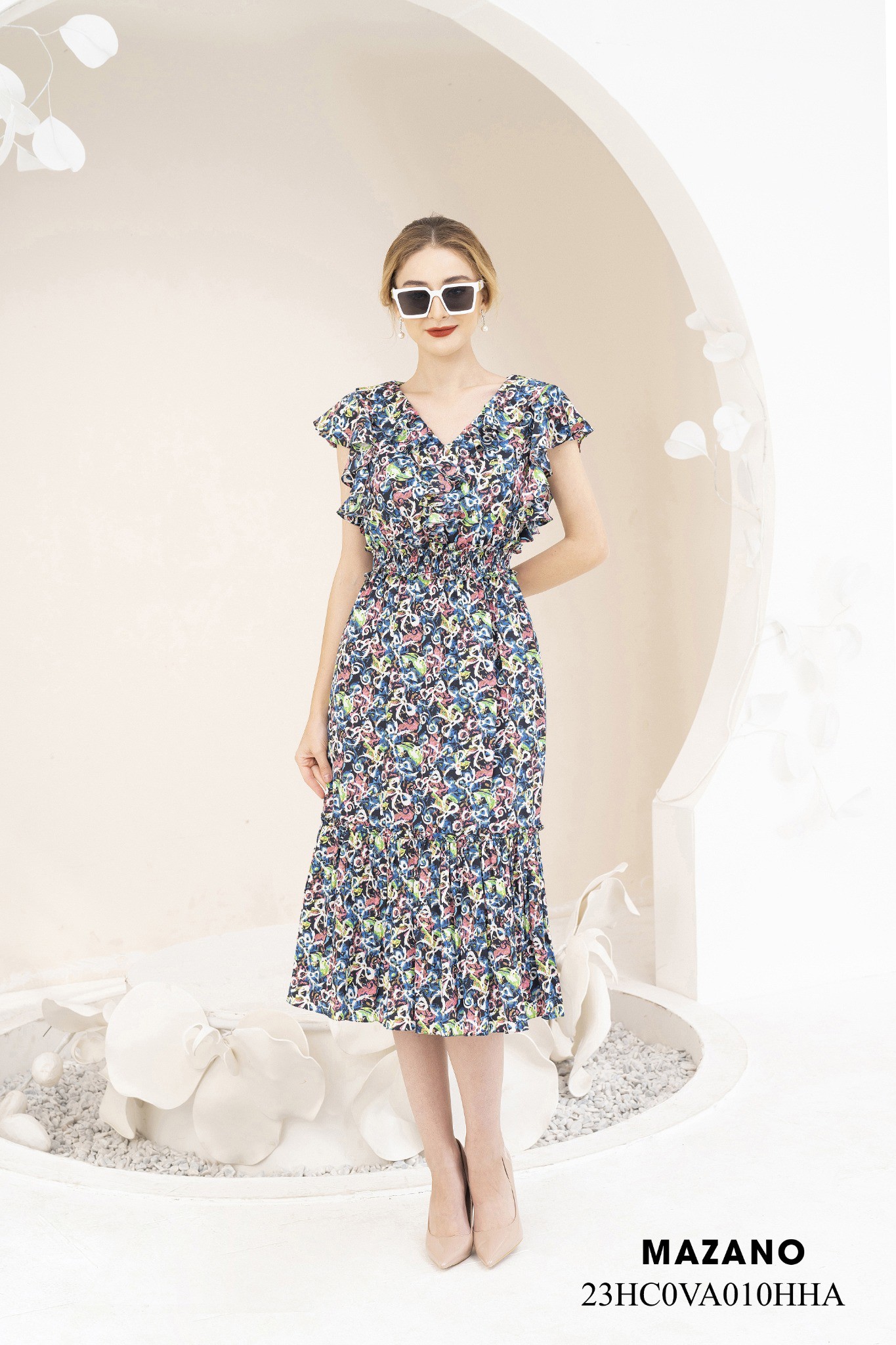 Váy Đầm Ôm phối bèo Vải thô mỏng Họa tiết hoa nhí Cổ V Tay ngắn cách điệu Dài ngang bắp chân 23HC0VA010HHA