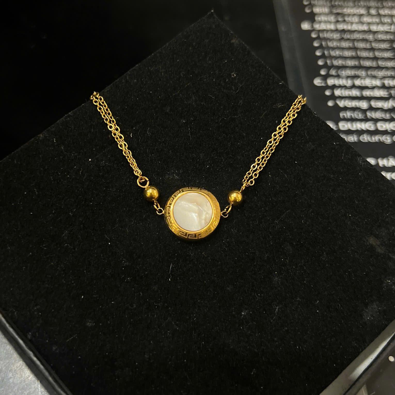 vòng tay titan vàng charm tròn xà cừ trắng