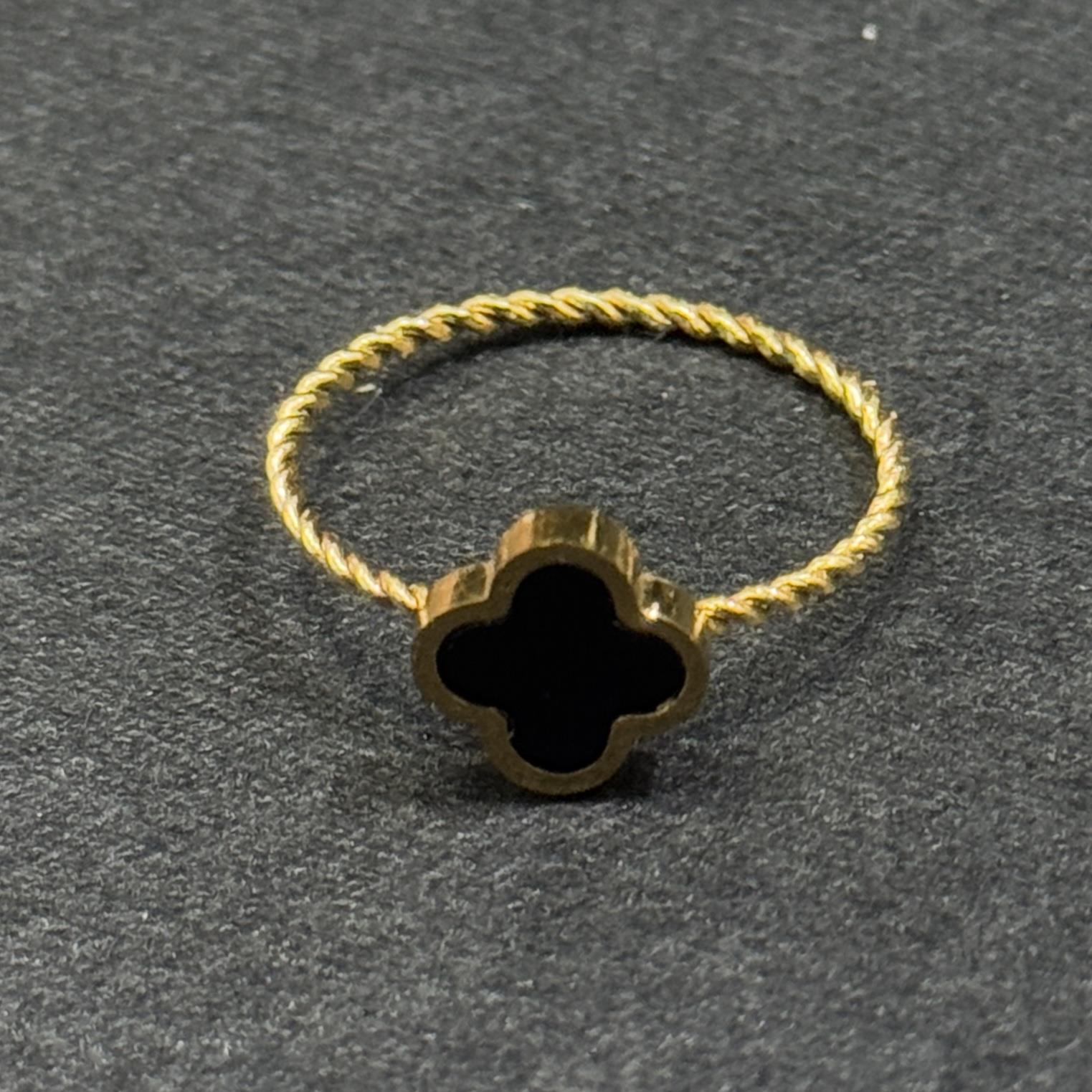 nhẫn kiểu titan vàng dây xoắn mỏng charm cỏ bốn lá đen size 6_thumbnail_2