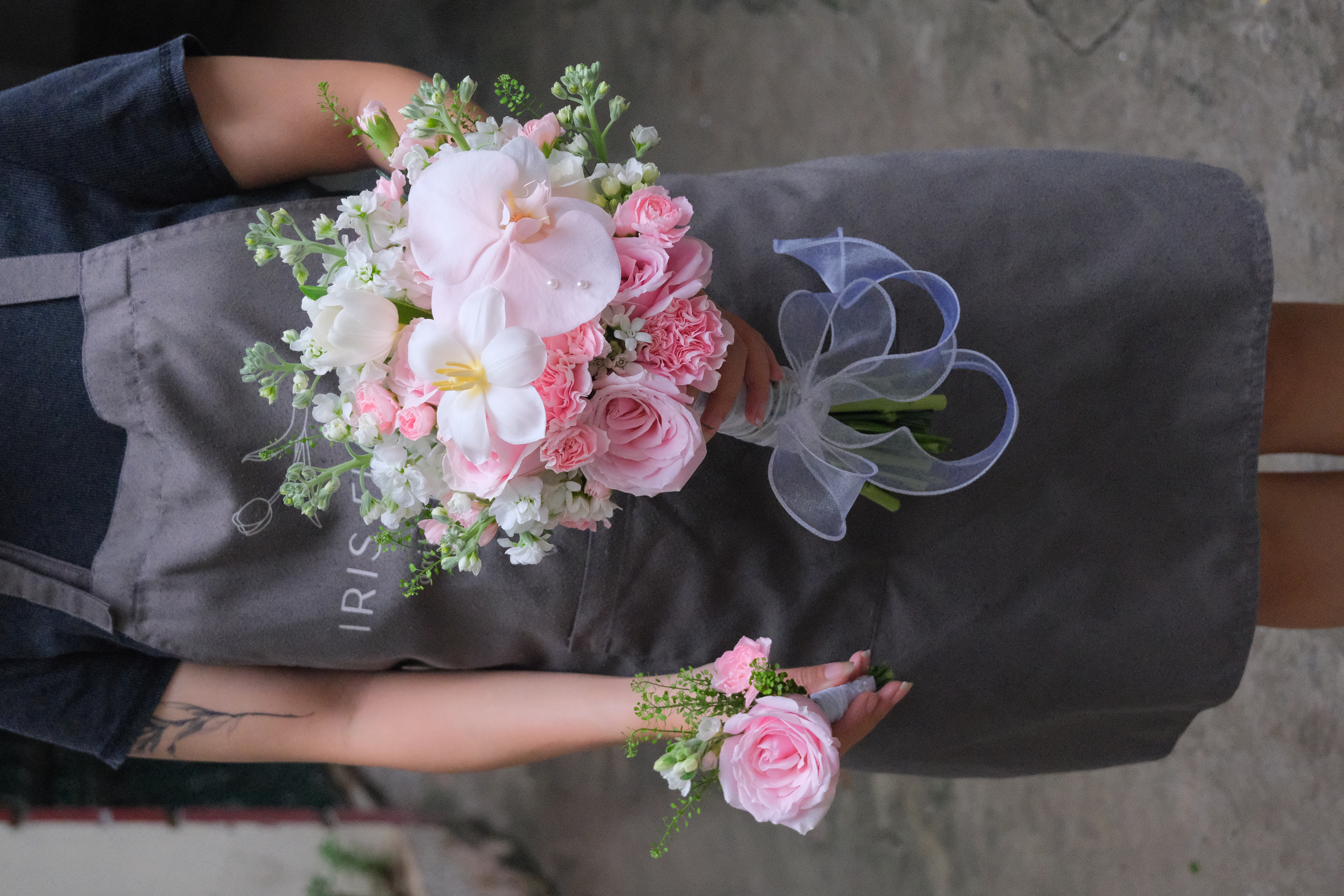 Bó hoa cưới tone hồng kem (mix tulip và lan HĐ)