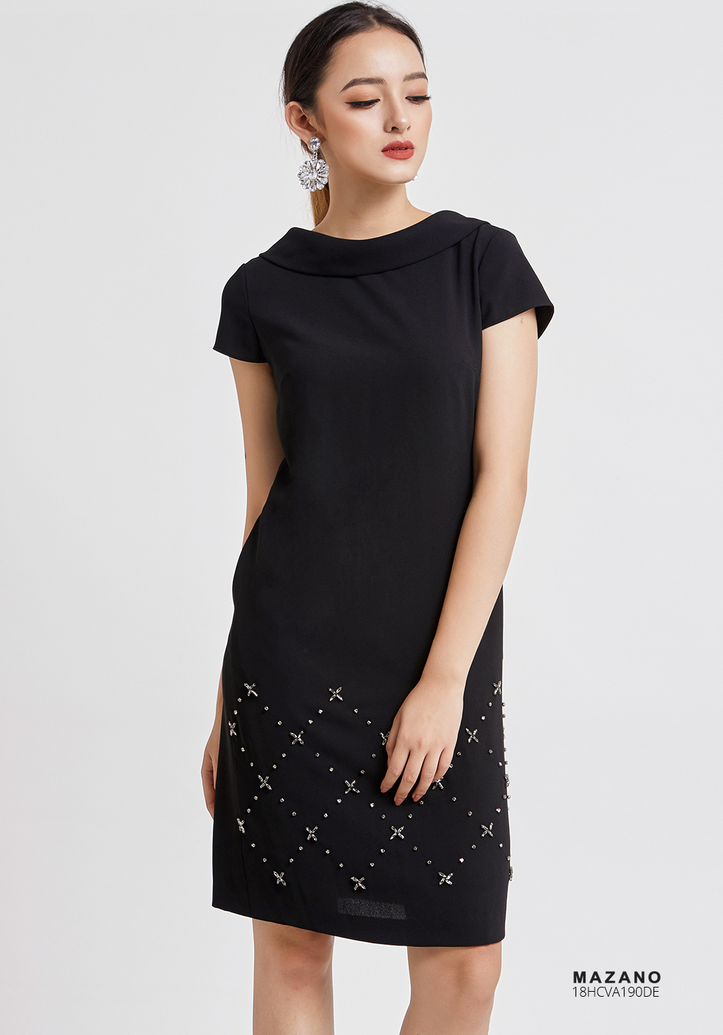 Váy đen cổ nữ hoàng đính đá_thumbnail_2